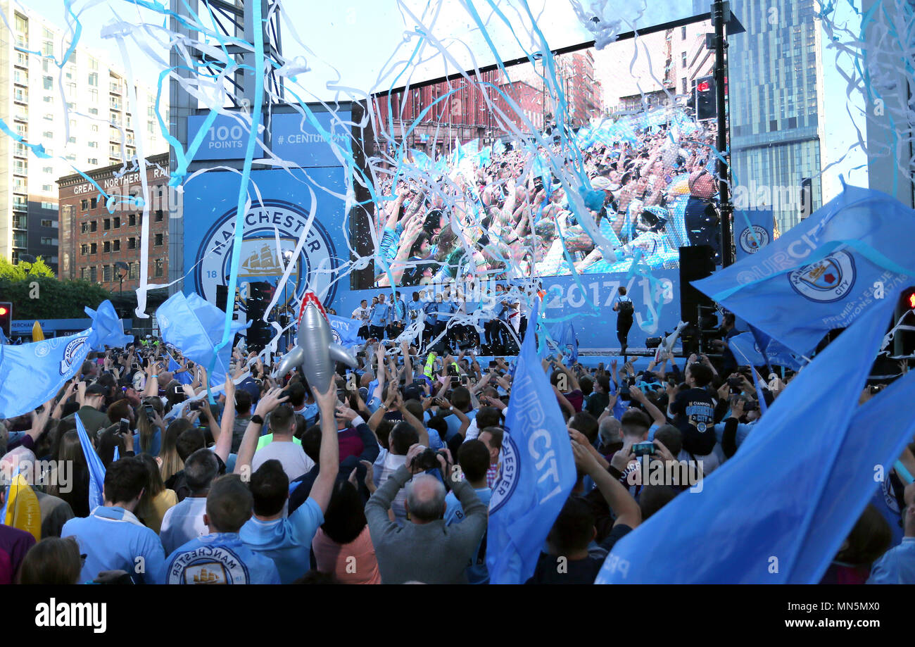Manchester City giocatori celebrare con la Premier League Trophy durante la Premier League Trophy parade, Manchester. Foto Stock