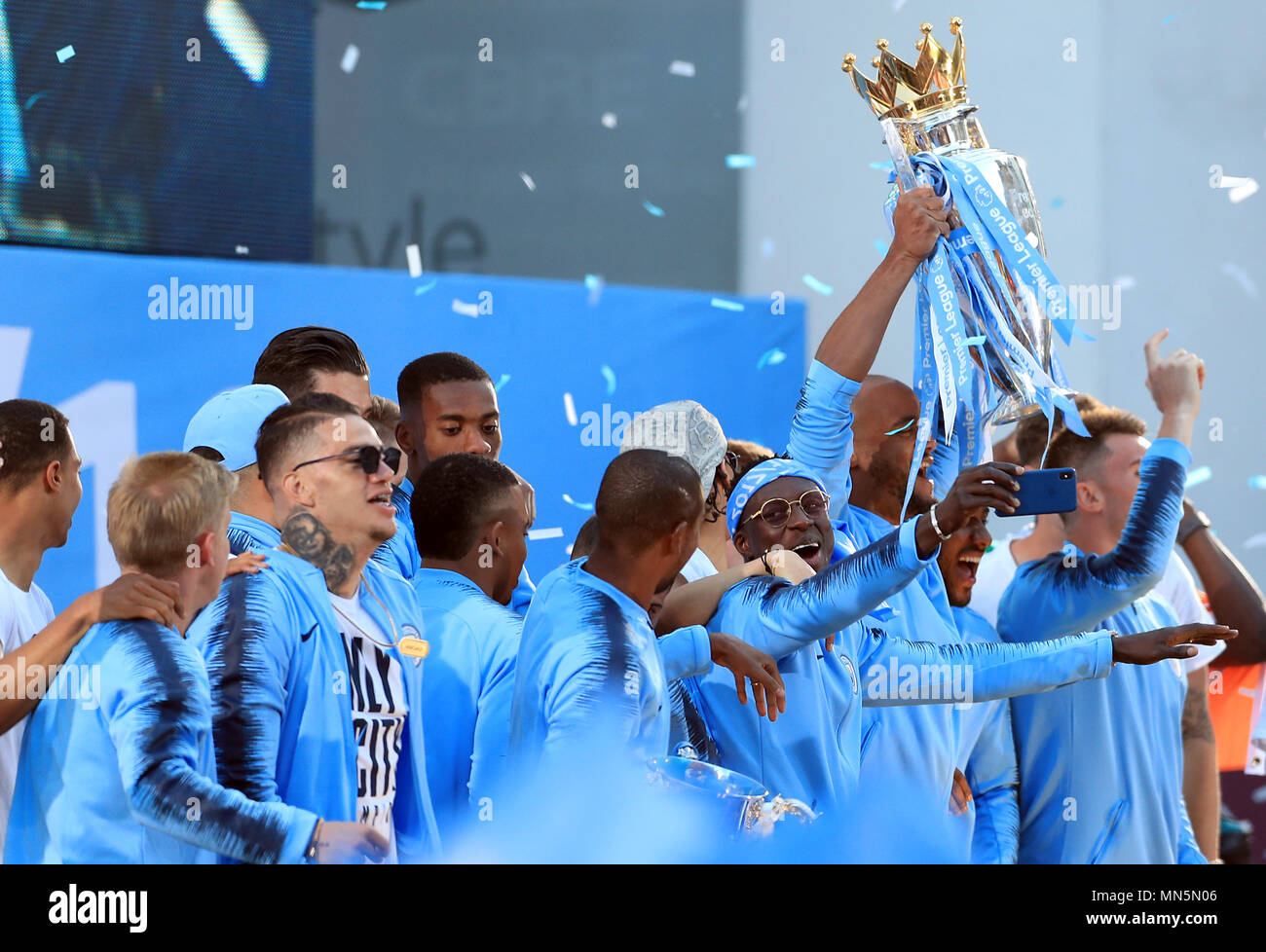 Manchester City giocatori celebrare con la Premier League Trophy durante la Premier League Trophy parade, Manchester. Foto Stock