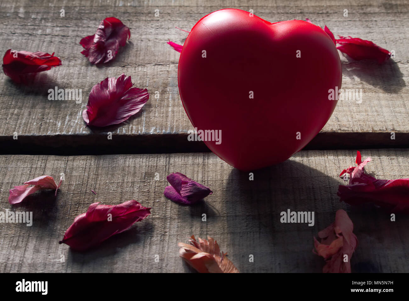 Cuore su piatto di legno per amore come tema. Foto Stock