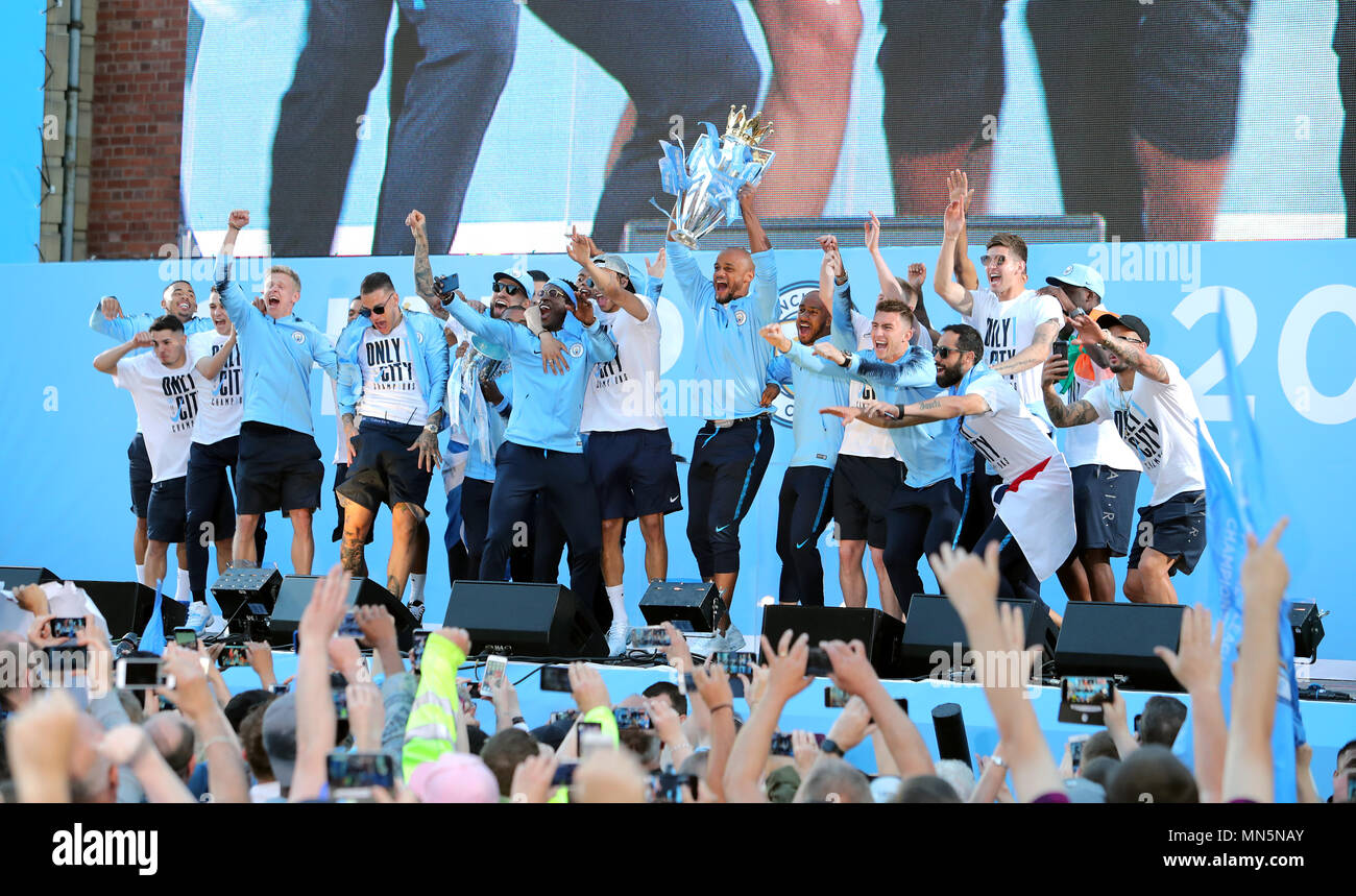 Manchester City giocatori celebrare con la Premier League durante la Premier League Trophy parade, Manchester. Foto Stock