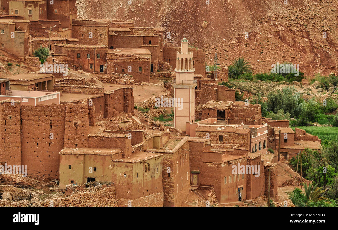 Tipica città del Marocco con moschea vicino a Marrakech tipica nella verde valle (wadi) Marocco Foto Stock