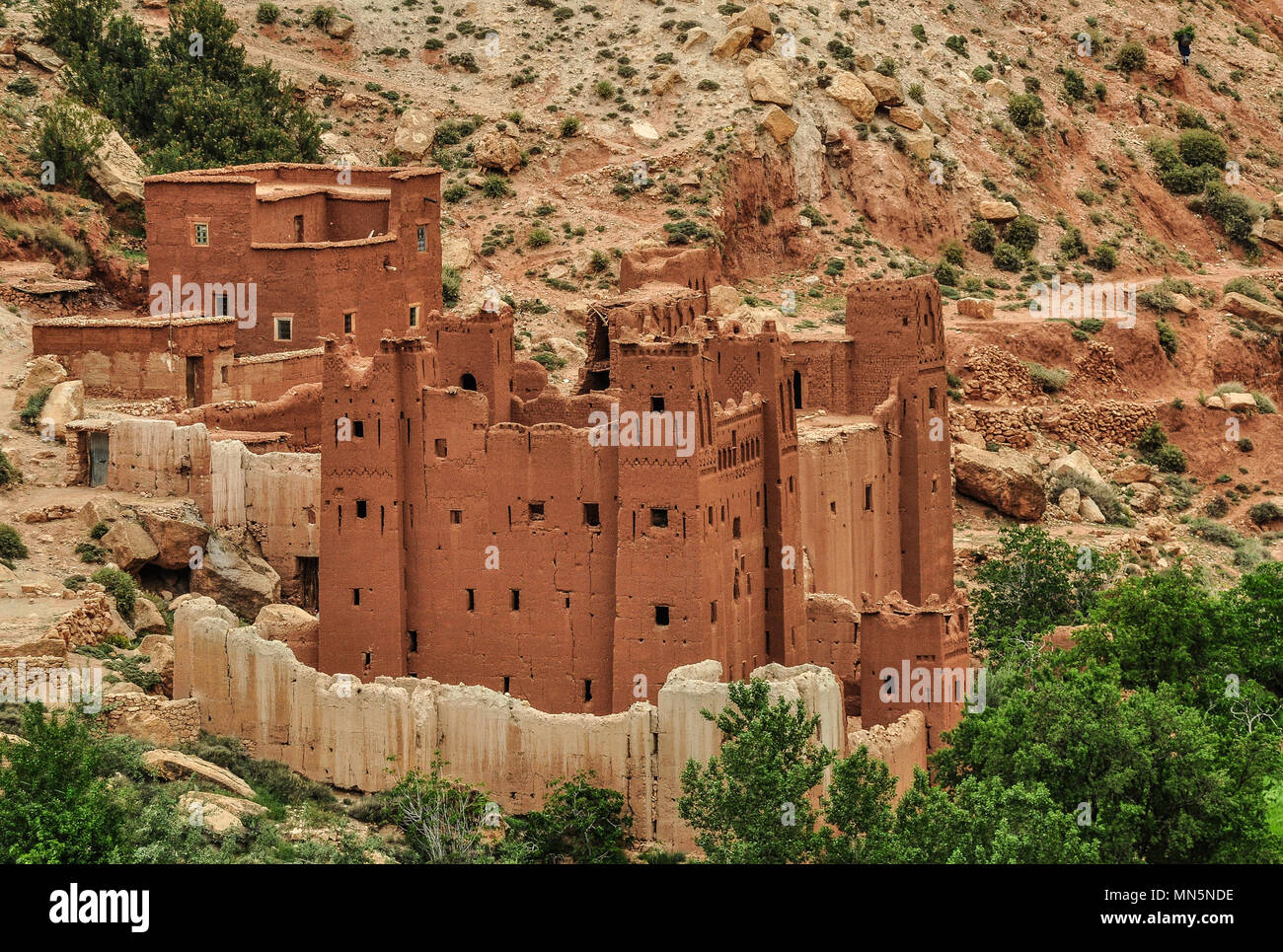 Vecchia kasbah vicino a Marrakech tipica cittadina marocchina in valle verde (wadi). Foto Stock