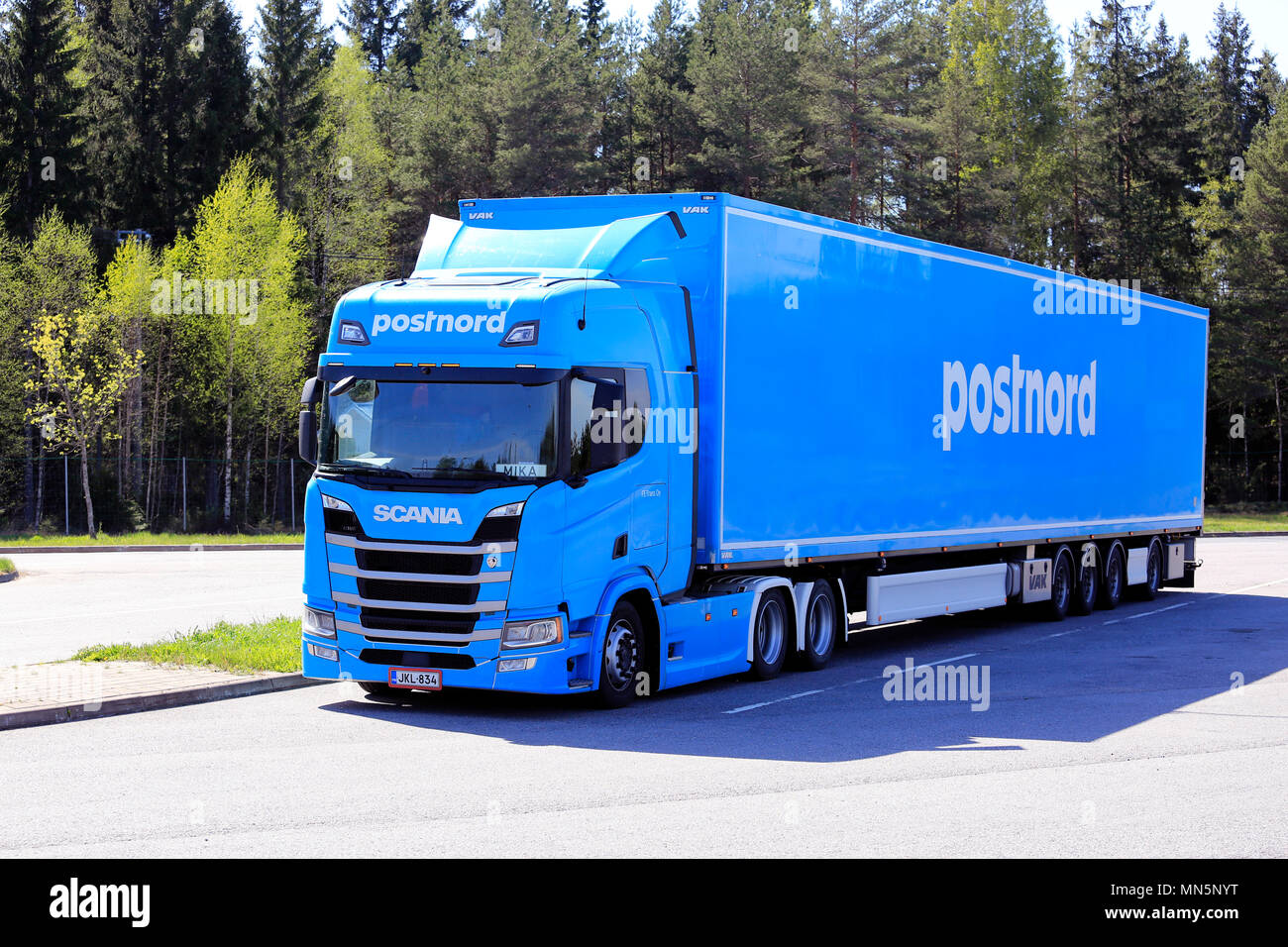 SALO, Finlandia - 12 Maggio 2018: Next Generation Scania semi rimorchio di FE-Trans per la logistica PostNord parcheggiato su asfalto cantiere sulla giornata di sole dell'estate. Foto Stock