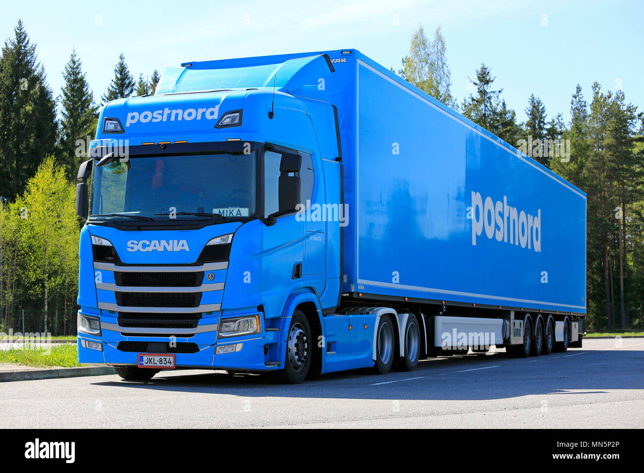 SALO, Finlandia - 12 Maggio 2018: Next Generation Scania semi rimorchio di FE-Trans per la logistica PostNord parcheggiato su asfalto cantiere sulla giornata di sole dell'estate. Foto Stock