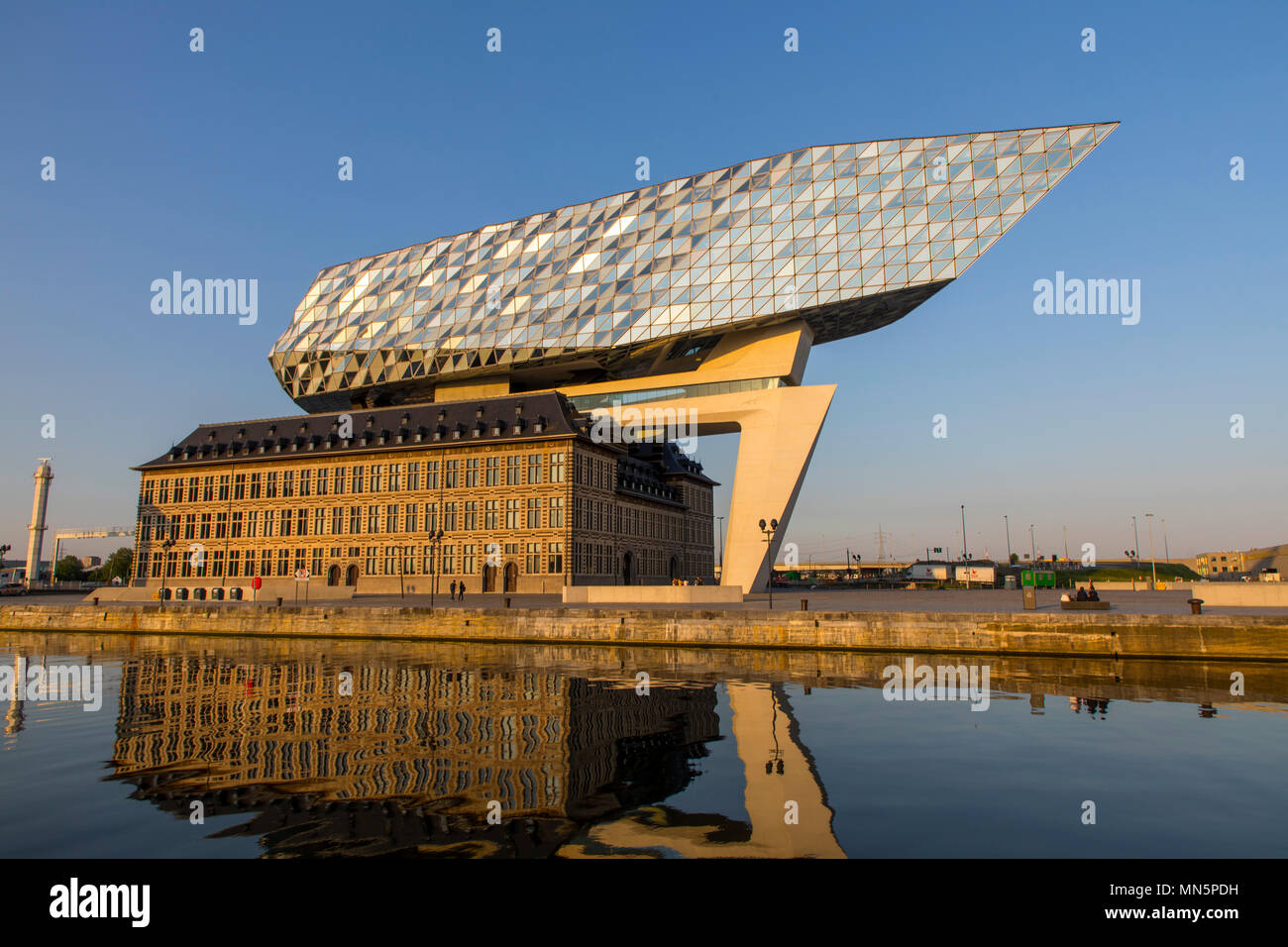 L'Autorità portuale di Anversa edificio, ad Anversa, Belgio, ex per vigili del fuoco caserma nel porto, ristrutturato e dotato di un edificio di vetro, in Foto Stock