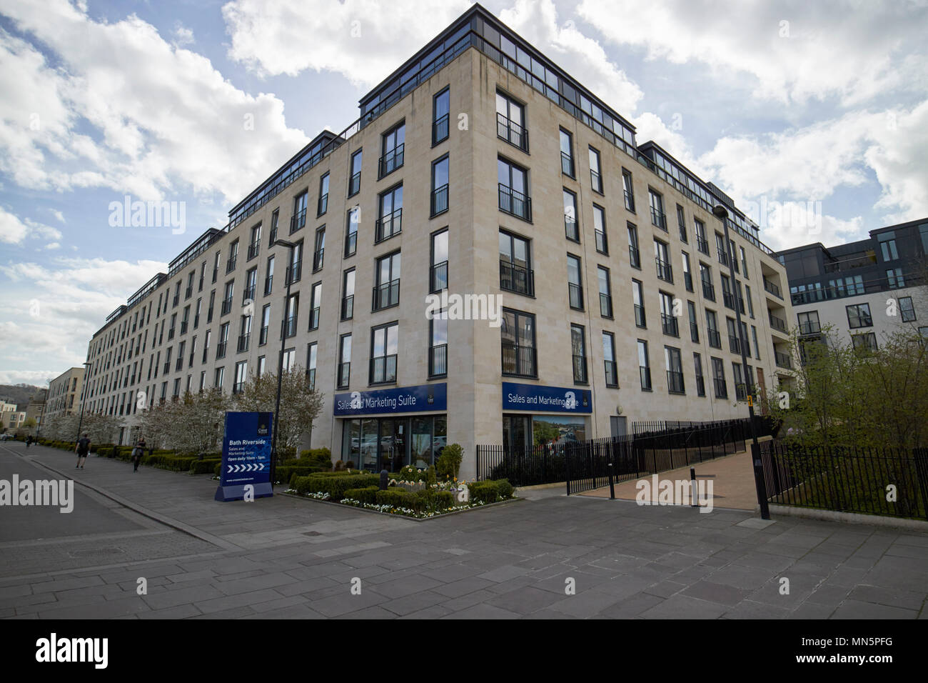 Crest vendite e marketing suite nel bagno di sviluppo Riverside rigenerazione urbana del vecchio Stothert e Pitt engineering sito sul fiume Avon b Foto Stock