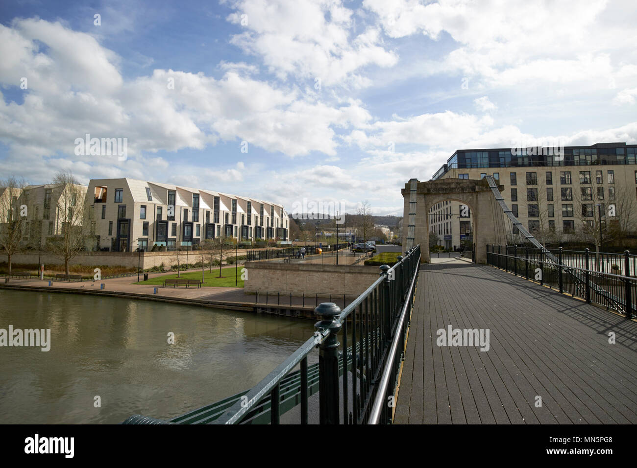 Il vecchio ponte victoria nel bagno di sviluppo Riverside rigenerazione urbana del vecchio Stothert e Pitt engineering sito sul fiume Avon bath Inghilterra Foto Stock