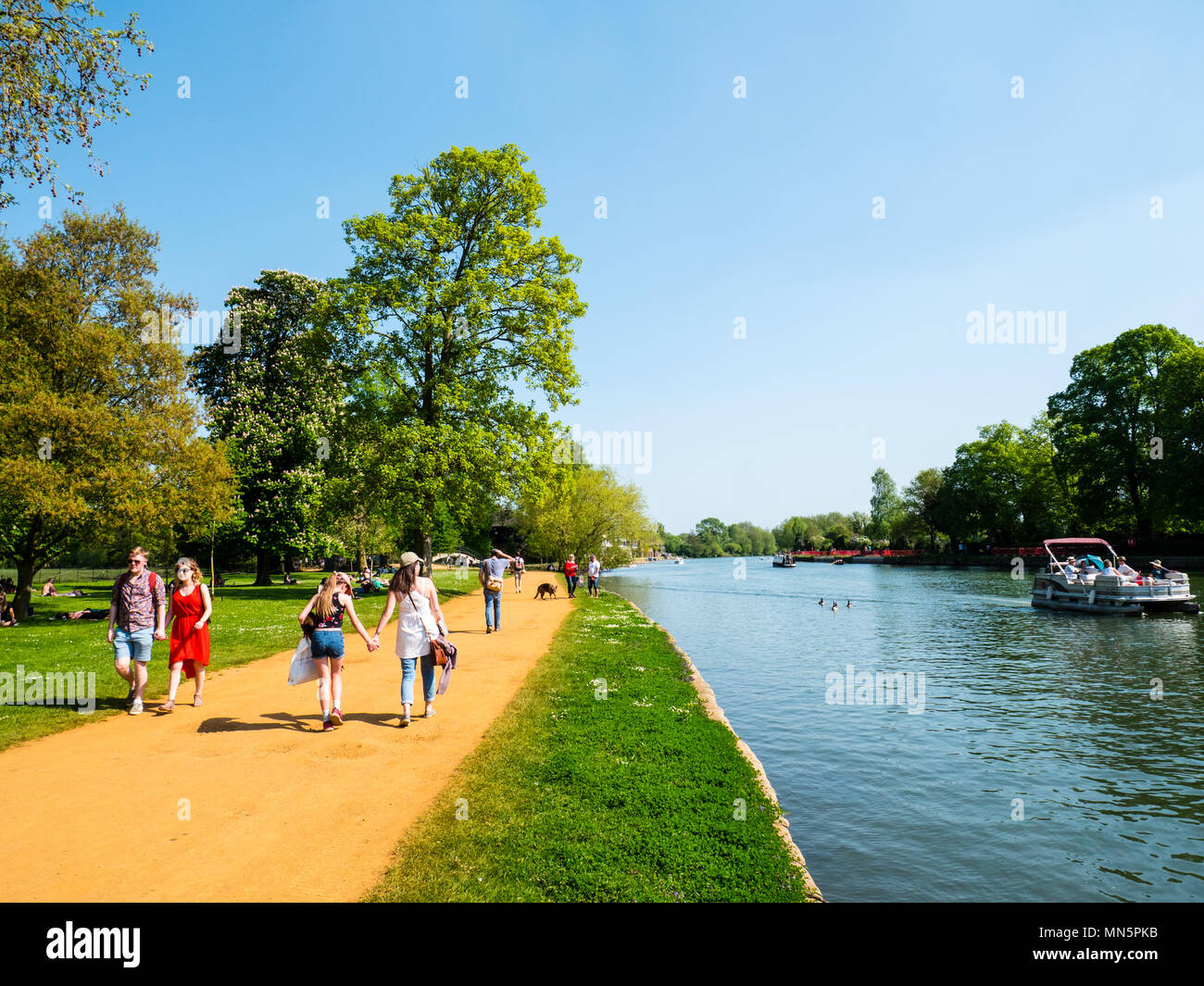 La gente camminare, giorno di estate, Christchurch Prato a piedi, il fiume Tamigi, Oxford, Oxfordshire, England, Regno Unito, GB. Foto Stock