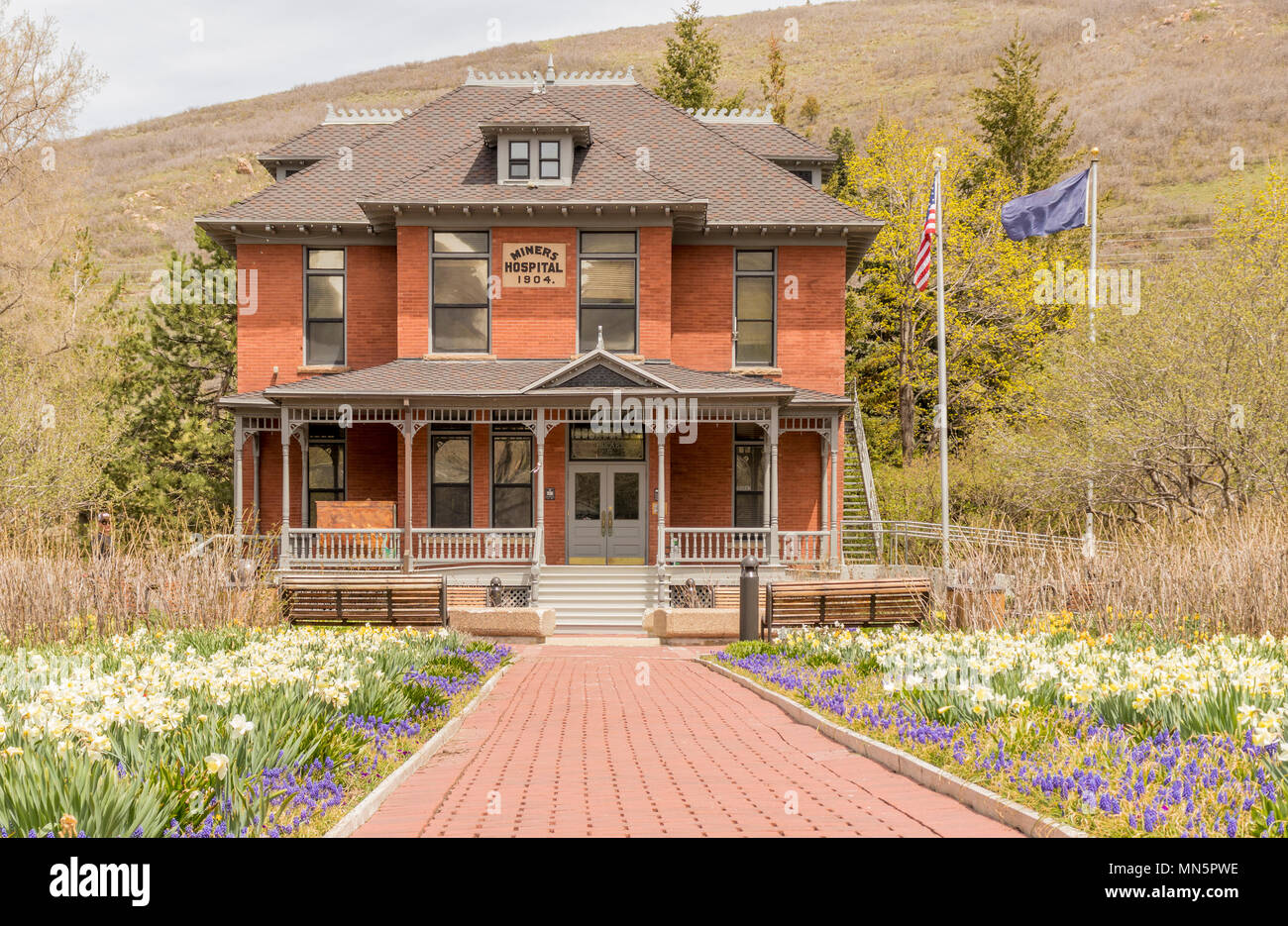 Park City Public Library e di ex minatori Ospedale con molla narcisi. Park City, Utah, Stati Uniti d'America. Foto Stock Park City Public Library e di ex minatori Ospedale con molla narcisi. Park City, Utah, Stati Uniti d'America. Foto Stock