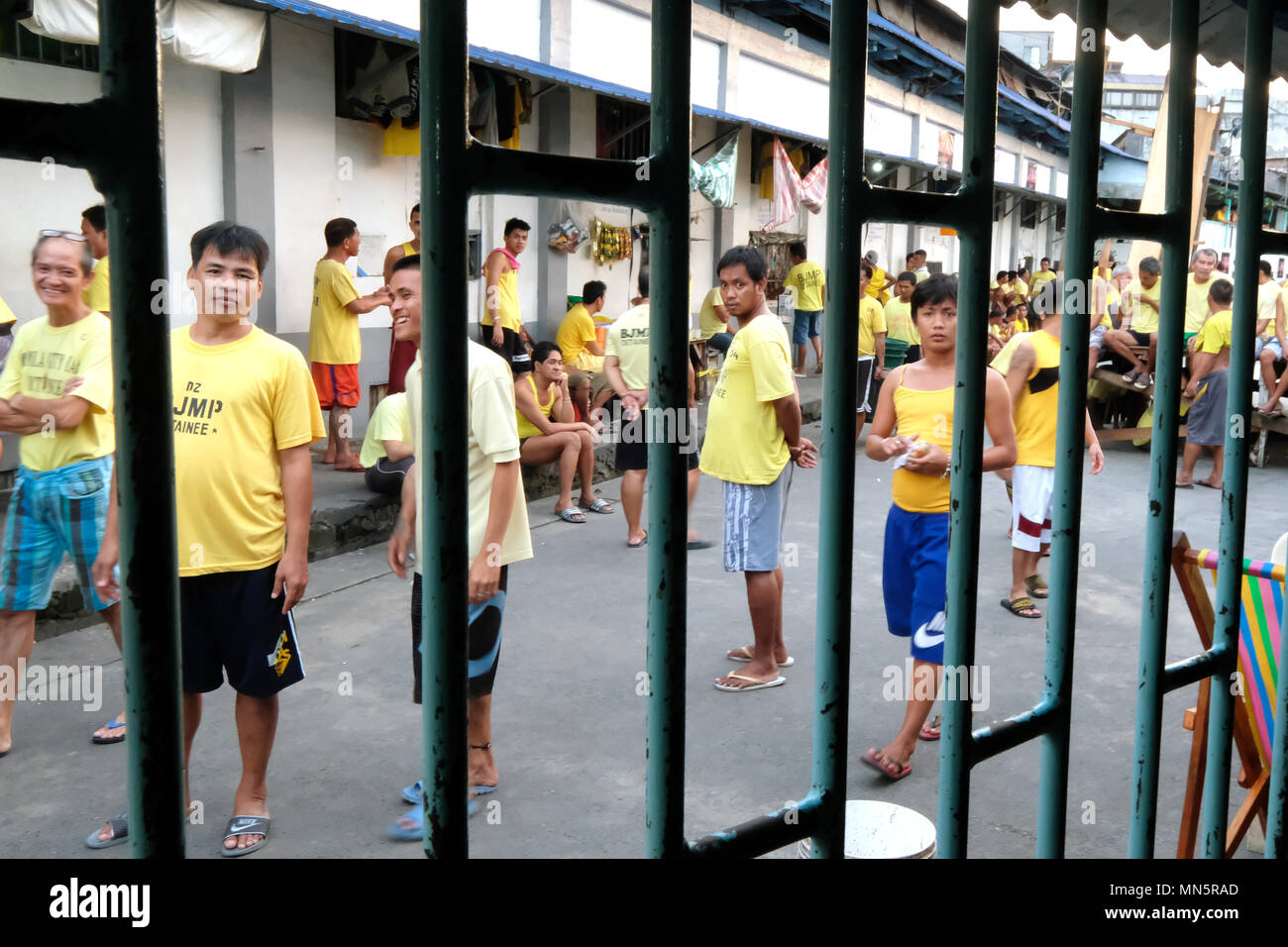 I detenuti in cortile aperto di Manila City Gaol a Manila nelle Filippine Foto Stock