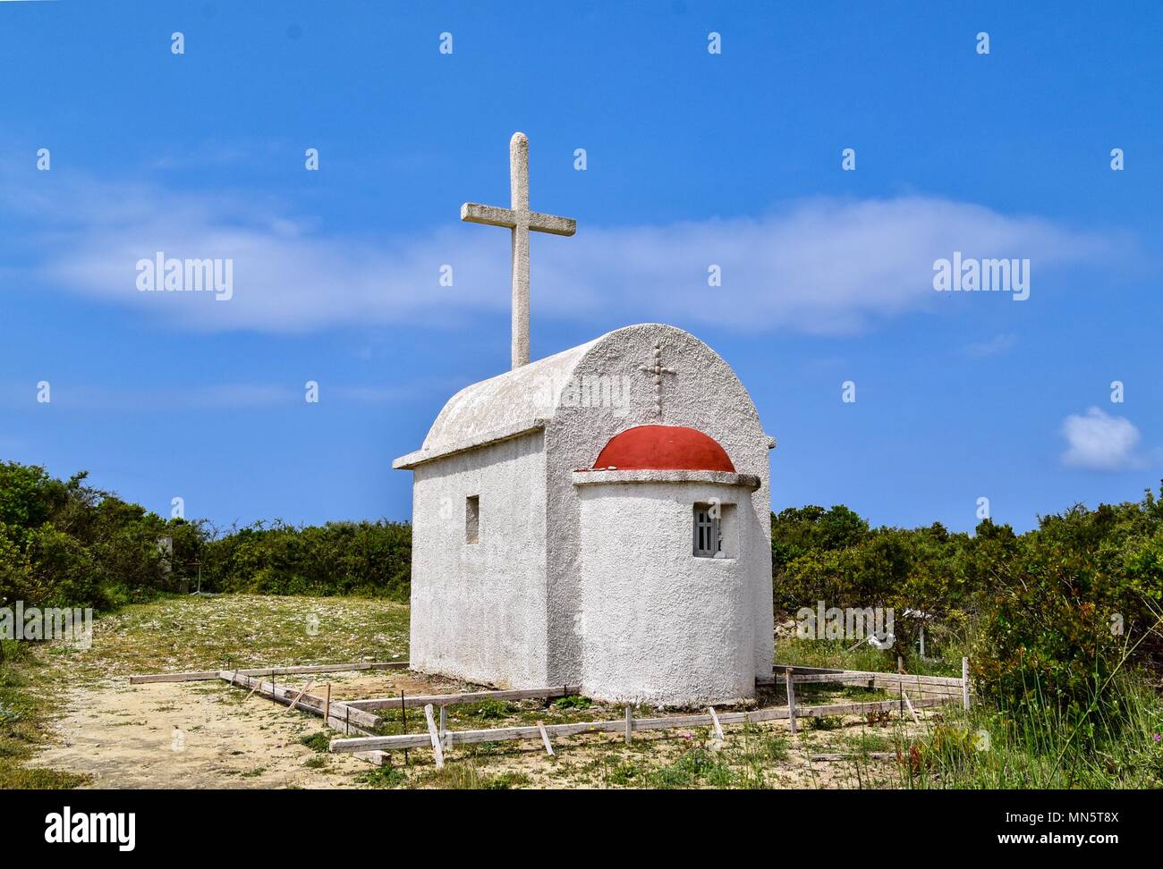 Piccola chiesa bianca a Arillas su Corfu. Foto Stock