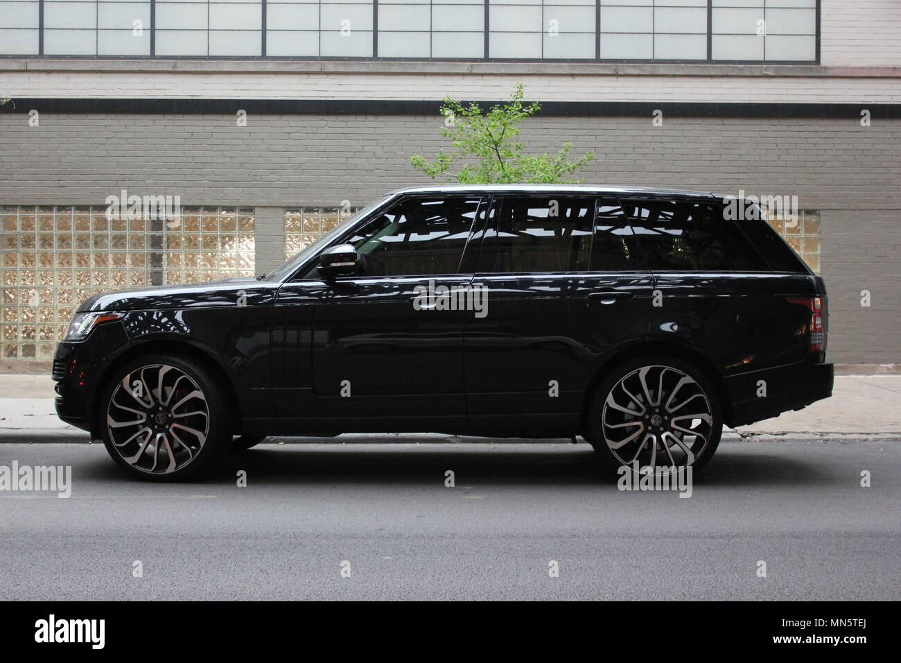 Vista laterale di un Range Rover full-size SUV parcheggiato su un centro di Chicago street. Foto Stock