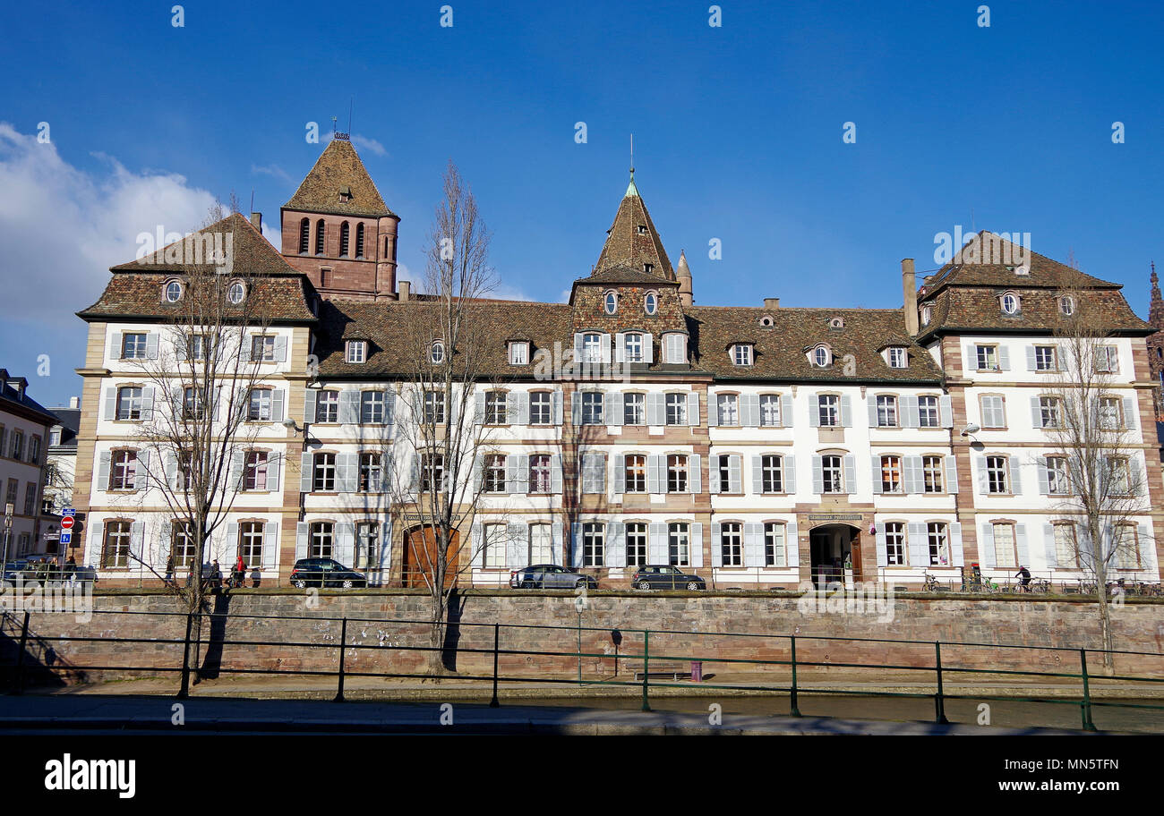L'ex Seminario protestante di Strasburgo, un tempo diretto da Albert Schweitzer, visto attraverso il fiume Ill Foto Stock