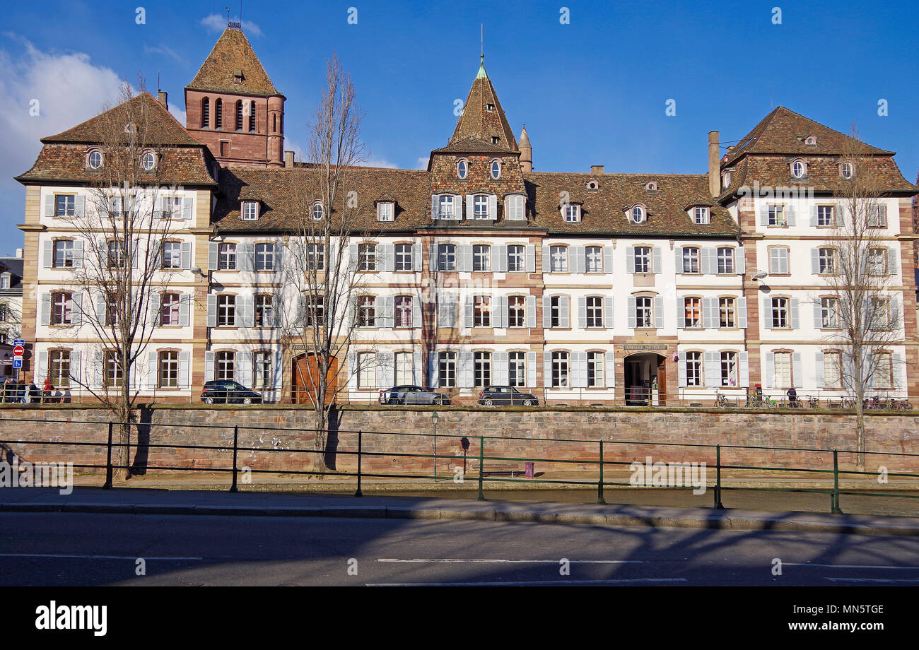 L'ex Seminario protestante di Strasburgo, un tempo diretto da Albert Schweitzer, visto attraverso il fiume Ill Foto Stock