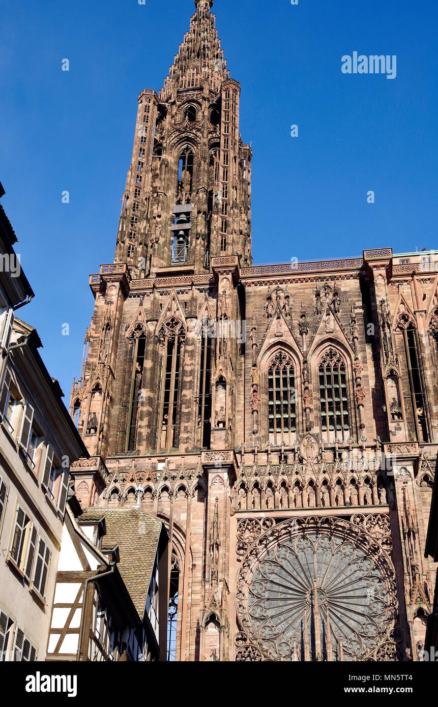 Il fronte ovest della alta, o tardi guglia gotica della Cattedrale di Notre Dame de Strasbourg, da Rue Merciere Foto Stock