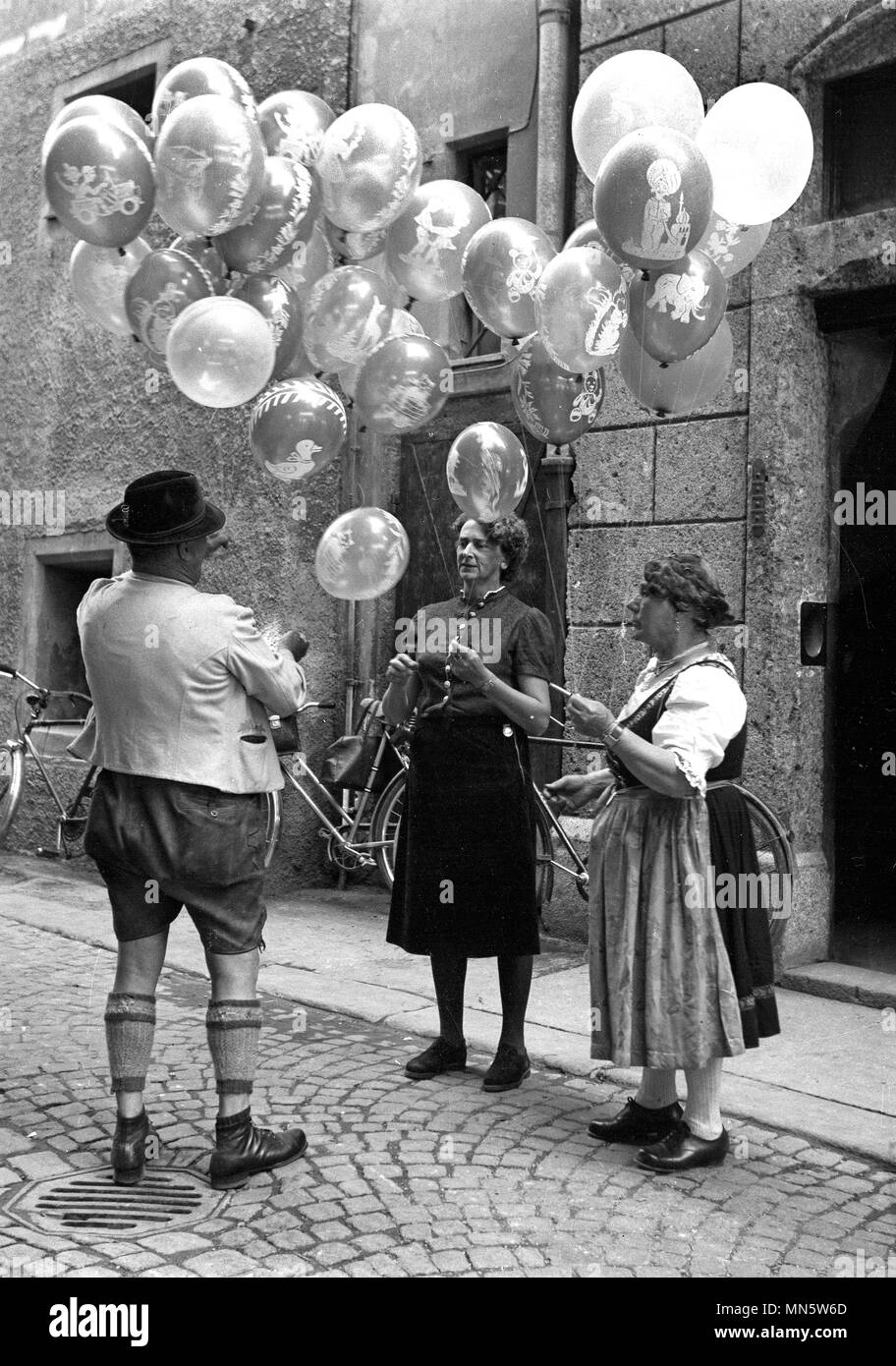 Venditore di palloncino Innsbruck Austria 1951 Foto Stock