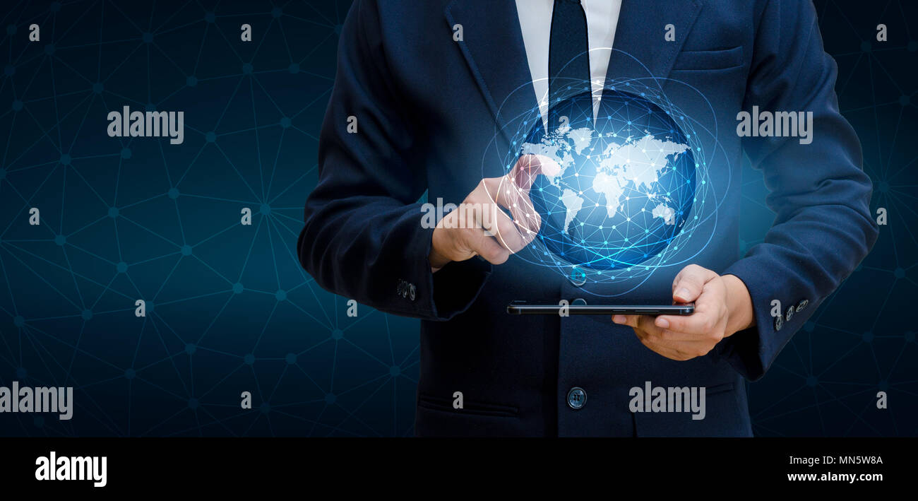 Smart Phone e connessioni globo insolito mondo di comunicazione Internet Business persone premere il tasto telefono per comunicare in Internet. Spazio messo pasticcio Foto Stock