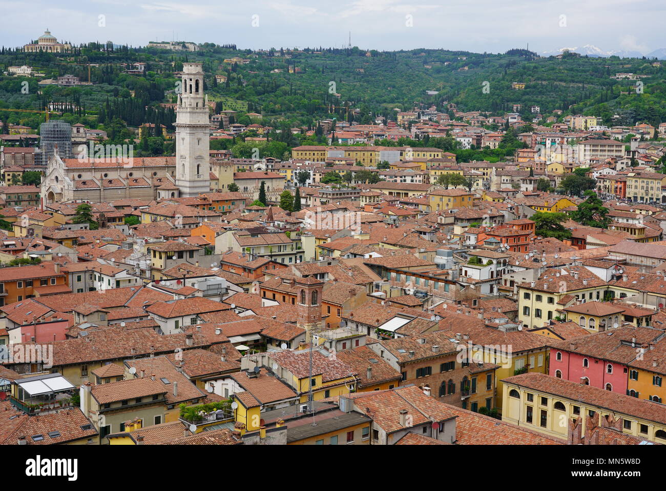 Vista di edifici e sui tetti del centro storico di Verona, Italia, visto dalla parte superiore della Torre dei Lamberti tower. Foto Stock