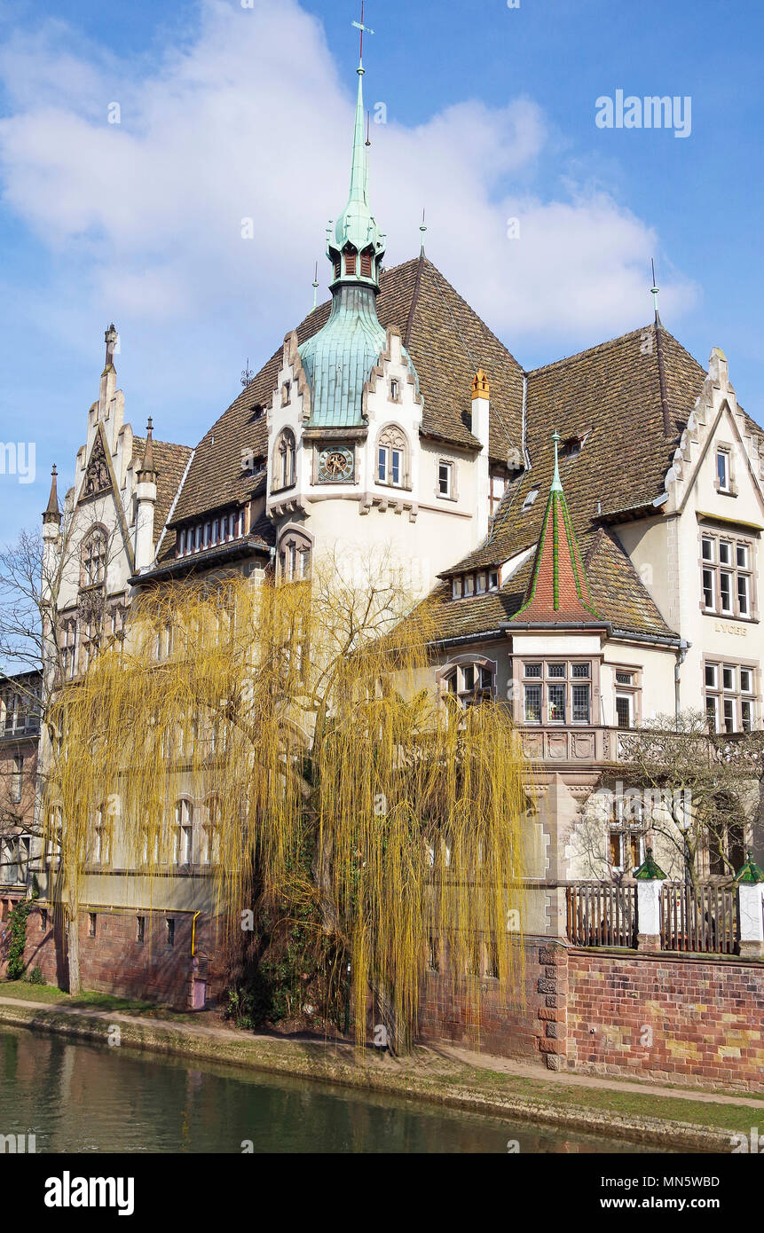 Strasburgo, il Lycee Internationale, costruito 1901-02, che si affaccia sul fiume Ill, in stile storicista, un complesso e di un bellissimo edificio Foto Stock