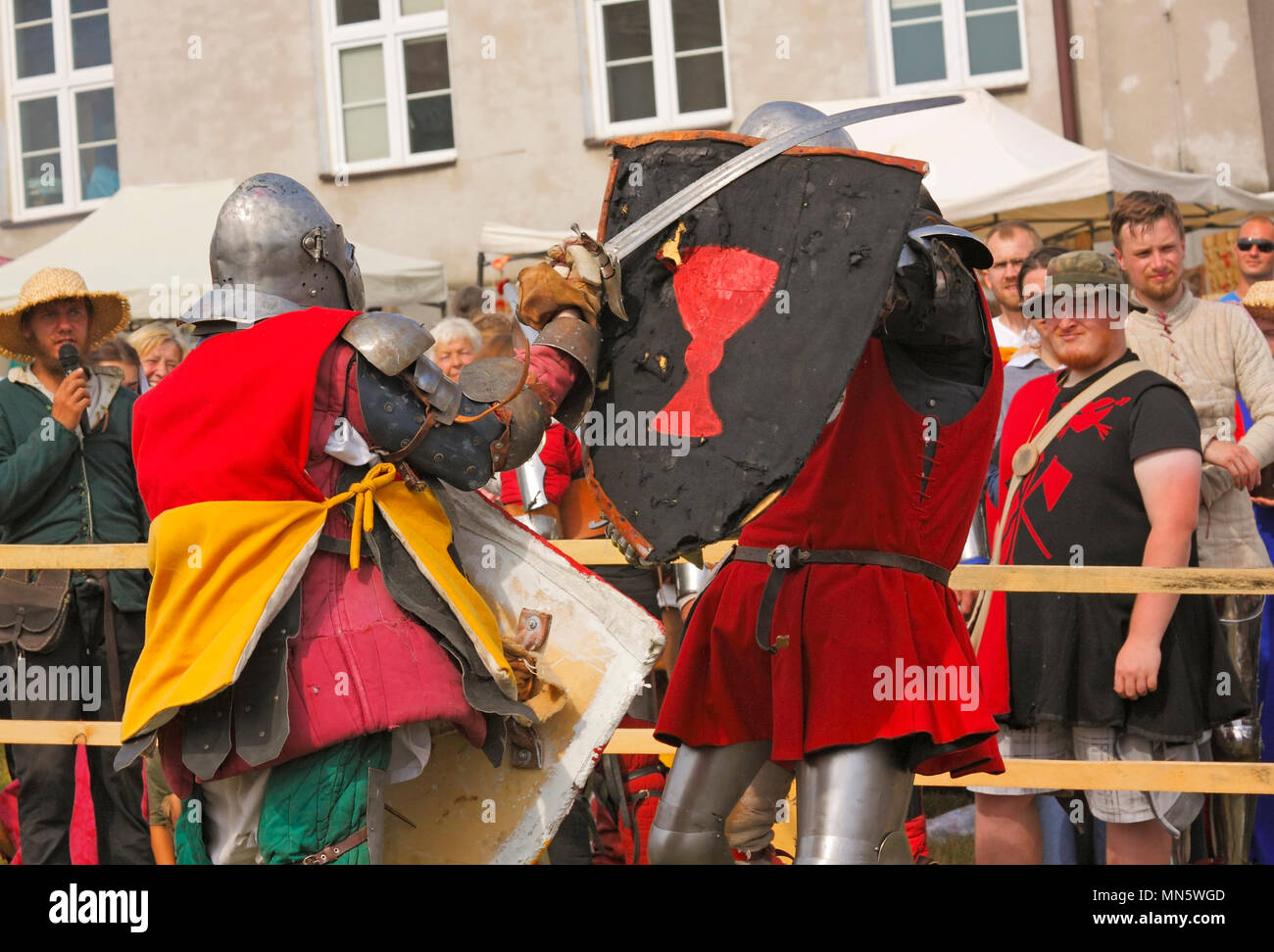 Combattimenti cavaliere del. "Cavaliere del torneo con prugna". Szydlow, Polonia, 23 luglio 2017. Foto Stock