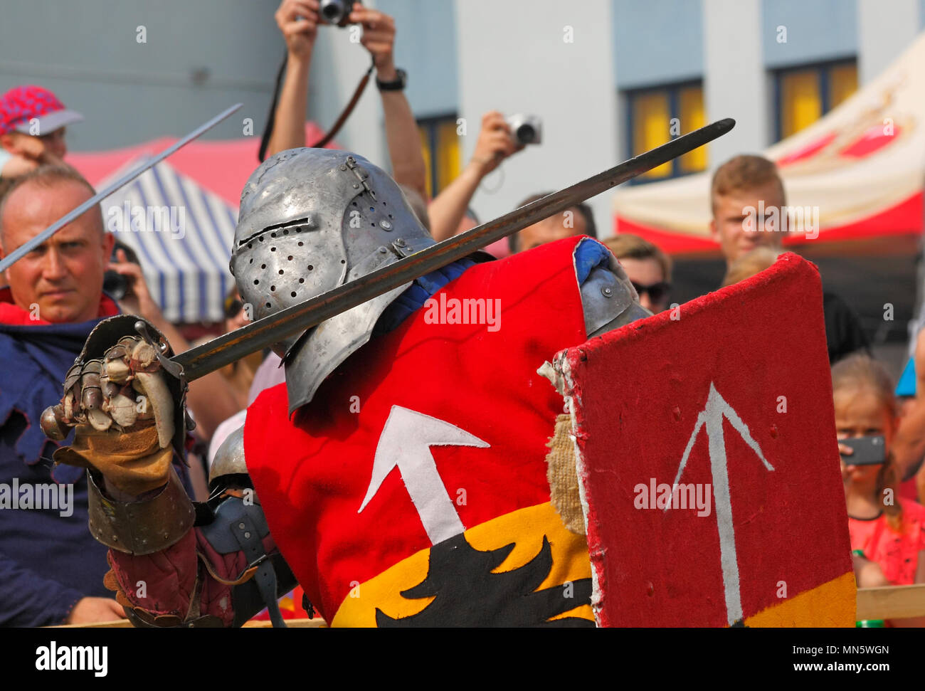 Il cavaliere del combattimento. "Cavaliere del torneo con prugna". Szydlow, Polonia, 23 luglio 2017. Foto Stock