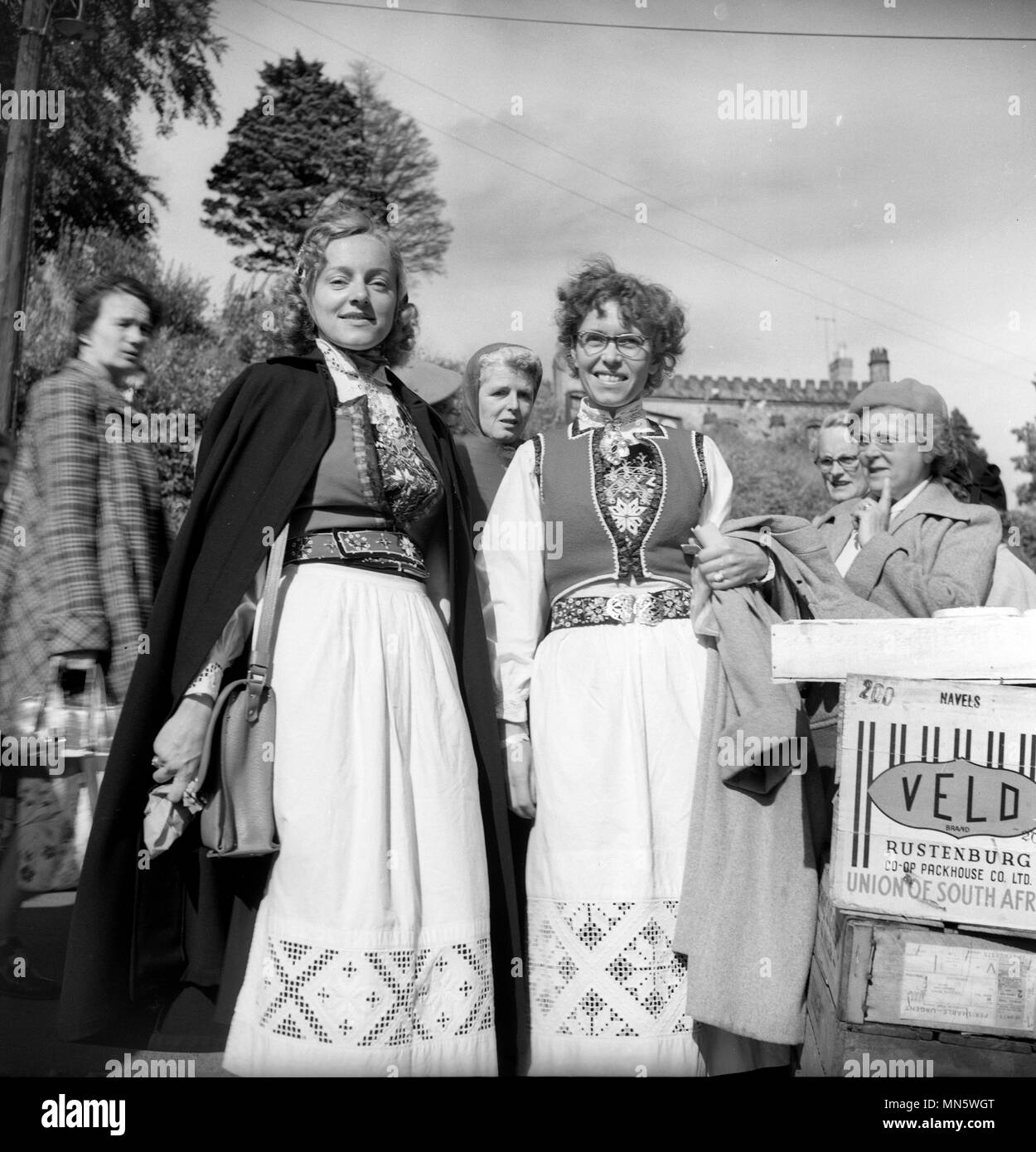 Oltremare cantanti del coro in arrivo per il 1949 Llangollen Eisteddfod, Wales, Regno Unito degli anni cinquanta Foto Stock
