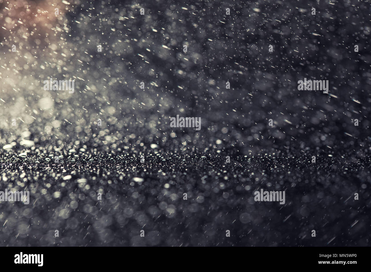 Abstract bokeh di acqua su sfondo nero Foto Stock