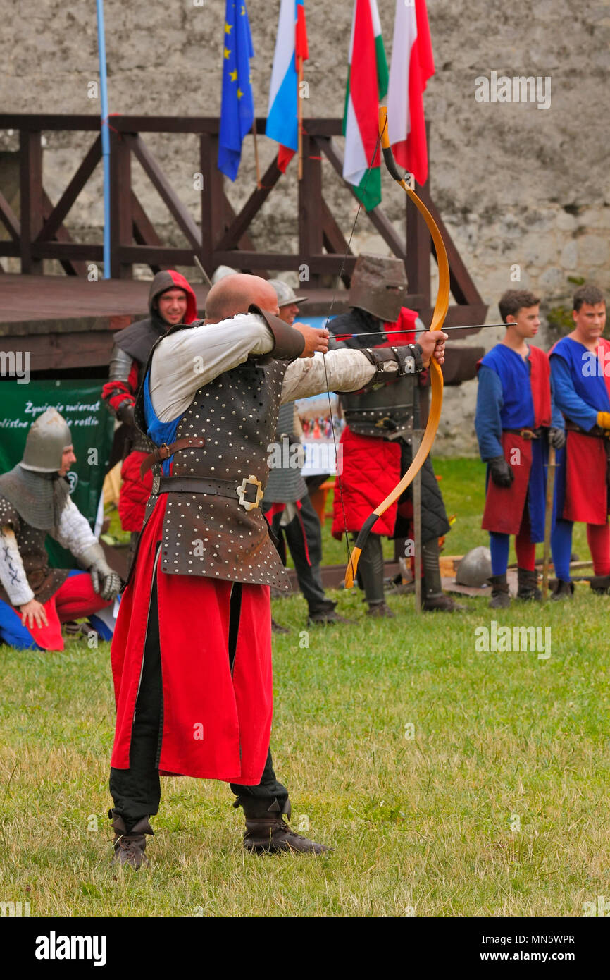 La fanteria medievale di tiro con l'arco visualizza dai membri dell'Ordine cavalleresco di San Giorgio di Visegrad (Ungheria). "Cavaliere del torneo con prugna". Foto Stock