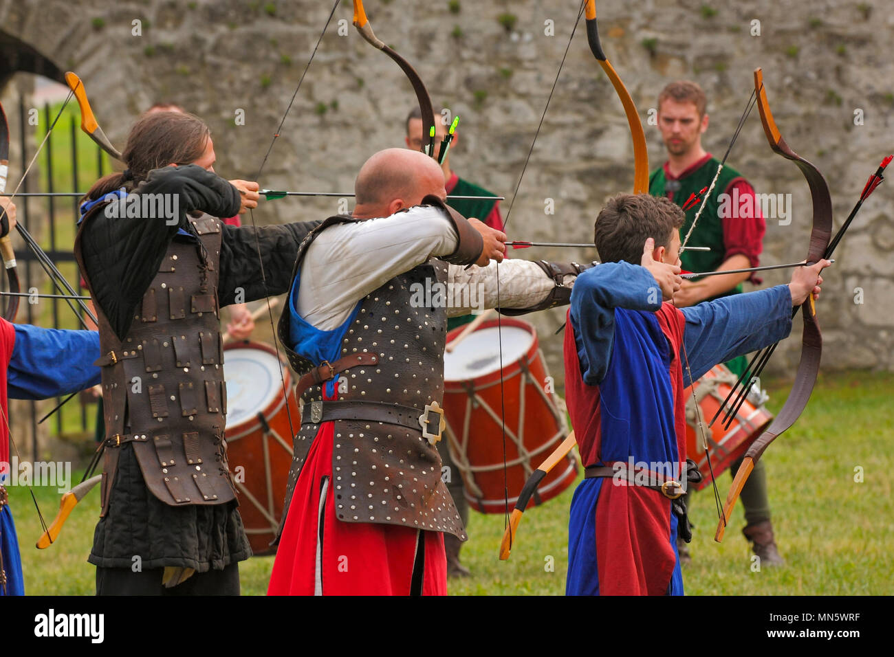 La fanteria medievale di tiro con l'arco visualizza dai membri dell'Ordine cavalleresco di San Giorgio di Visegrad (Ungheria). "Cavaliere del torneo con prugna". Foto Stock