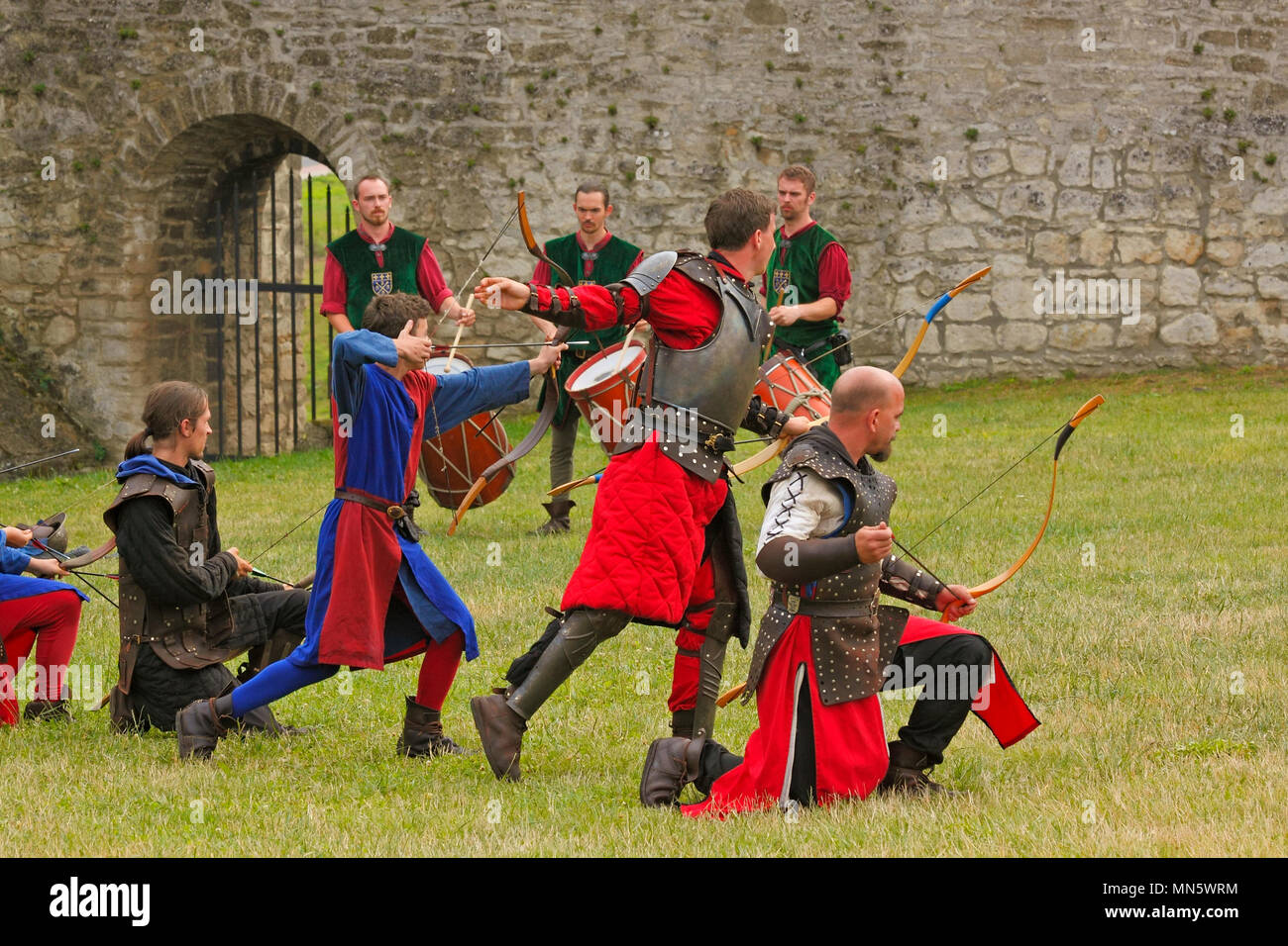 La fanteria medievale di tiro con l'arco visualizza dai membri dell'Ordine cavalleresco di San Giorgio di Visegrad (Ungheria). "Cavaliere del torneo con prugna". Foto Stock