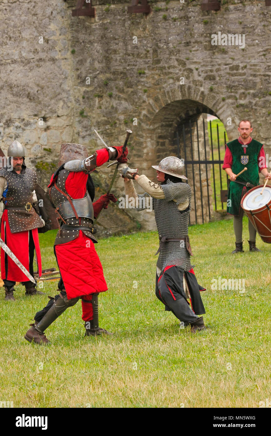 Guerrieri di fanteria combattere mostra dai membri dell'Ordine cavalleresco di San Giorgio di Visegrad (Ungheria). "Cavaliere del torneo con prugna". Szydlow, Polonia. Foto Stock