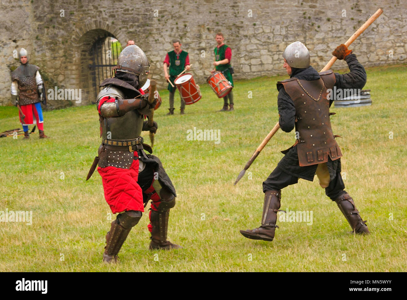 Guerrieri di fanteria combattere mostra dai membri dell'Ordine cavalleresco di San Giorgio di Visegrad (Ungheria). "Cavaliere del torneo con prugna". Szydlow, Polonia. Foto Stock
