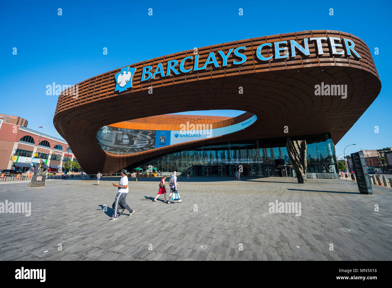 NEW YORK CITY - Agosto 30, 2016: pedoni passano sotto l'architettura distintiva della Barclays Center, uno sport e divertimenti arena Foto Stock