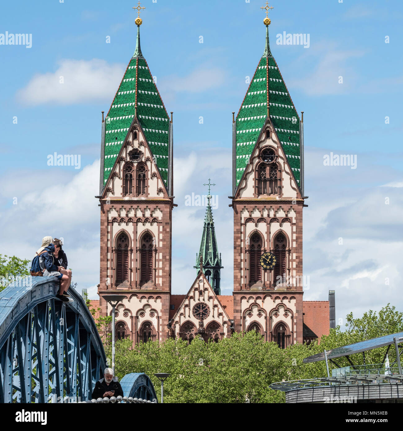 Ponte Wiwilíbrücke, Wiwilíbridge, blue bridge, Stühlingerbridge, con chiesa Herz-Jesu, Freiburg, Breisgau, Baden-Würtemberg, Germania Foto Stock