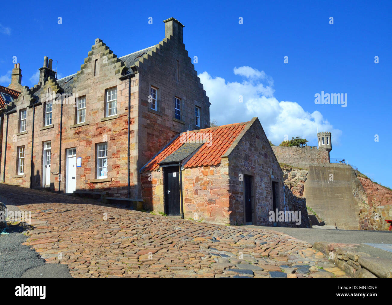 Strada in ciottoli che conducono a Crail Harbour - East Neuk di Fife - Scozia Foto Stock