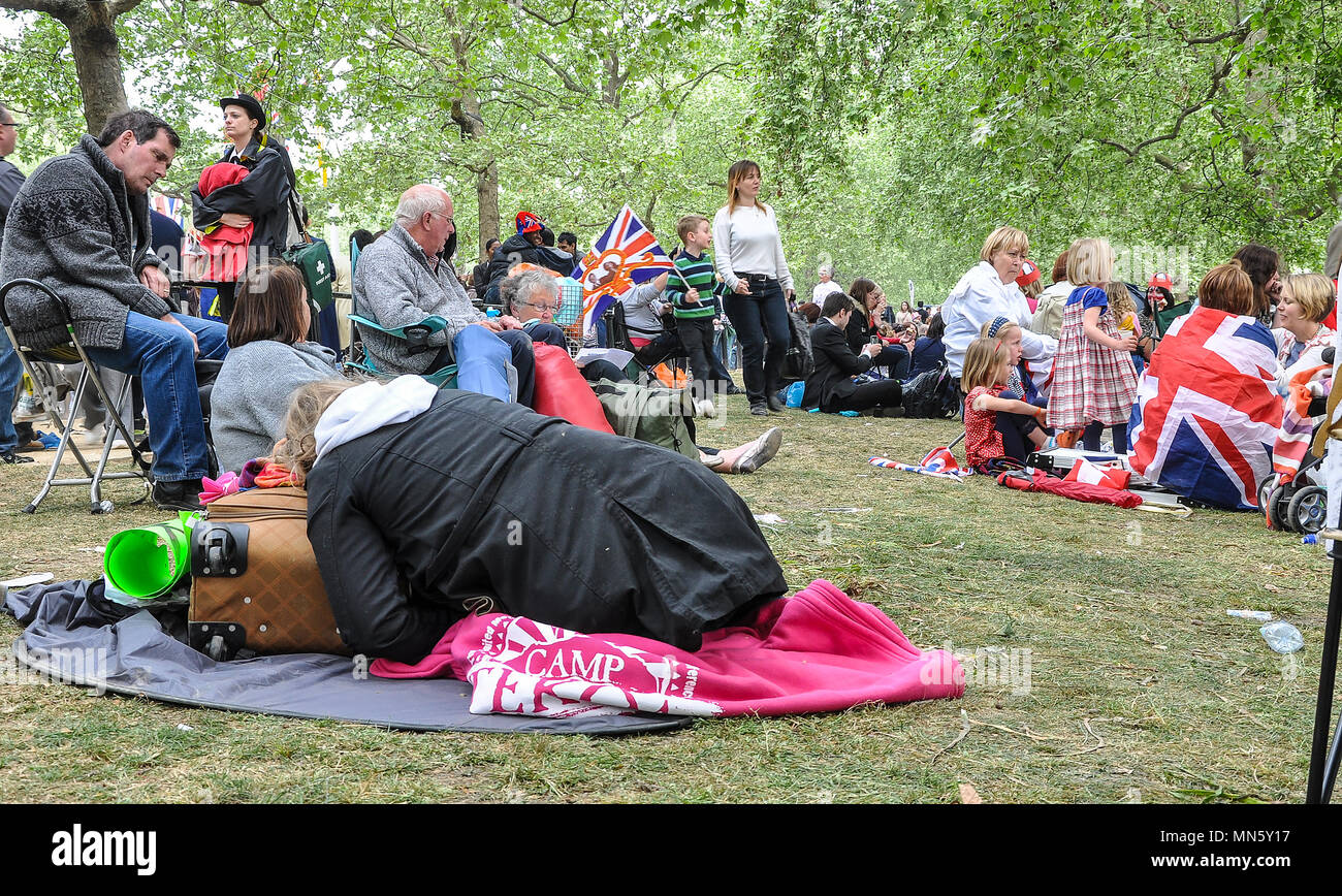 Royal Wedding folla. Persone crollare in St James Park vicino al centro commerciale dopo il William e Kate Royal Wedding. Fan avuto stavano in piedi per ore Foto Stock