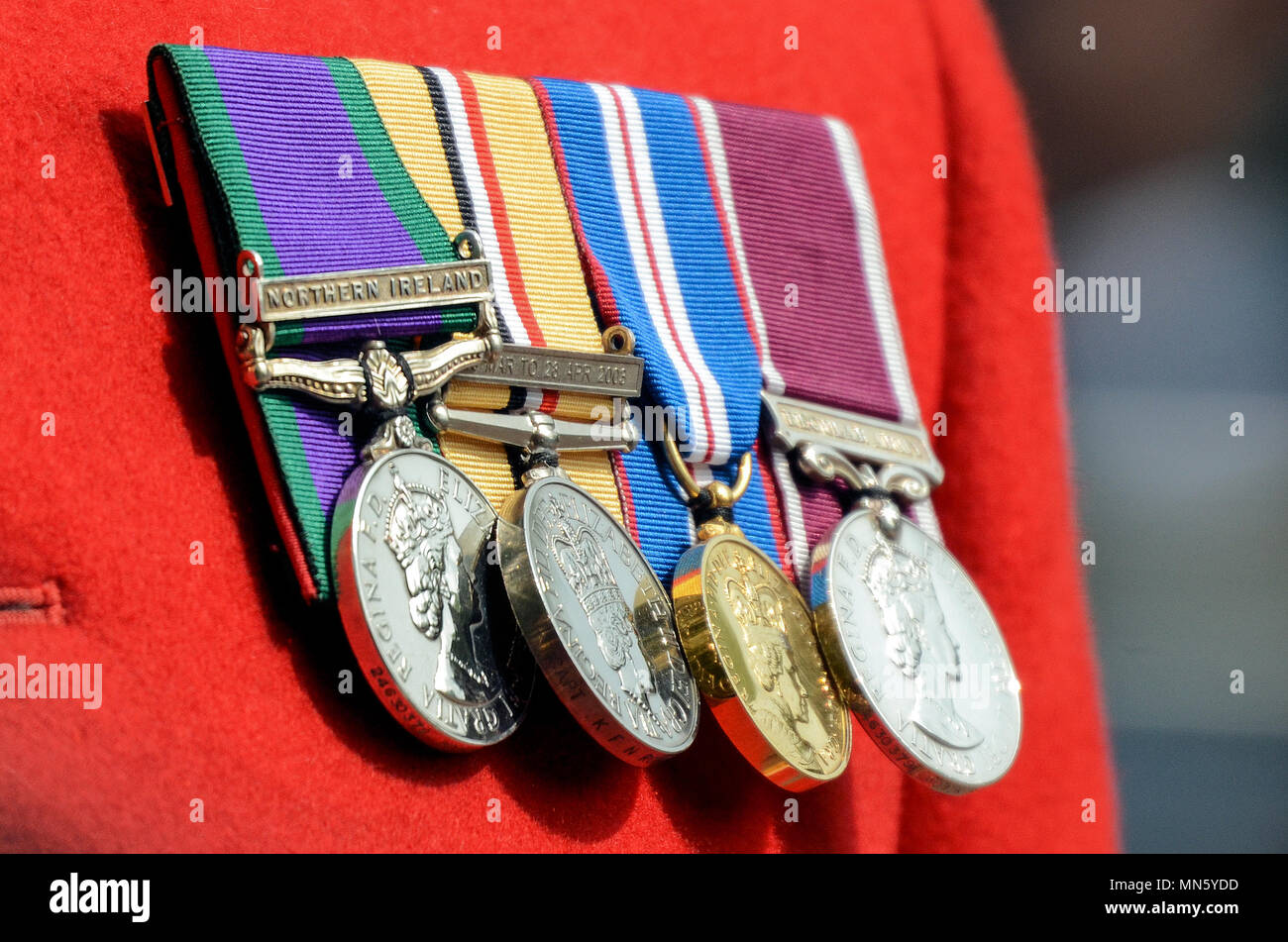 Medaglie su di un soldato compresi uniforme che serve in Irlanda del Nord. Iraq medal 2003. Il Golden Jubilee medal. Un lungo servizio e buona condotta (LSGC) medaglia Foto Stock