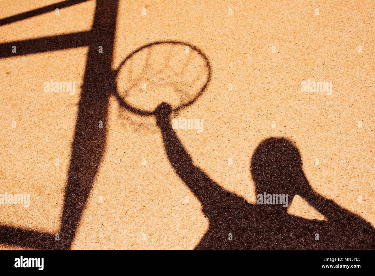 Ombra dei maschi di giocatore di basket in Slam Dunk pongono, tenendo le cerchiature Foto Stock