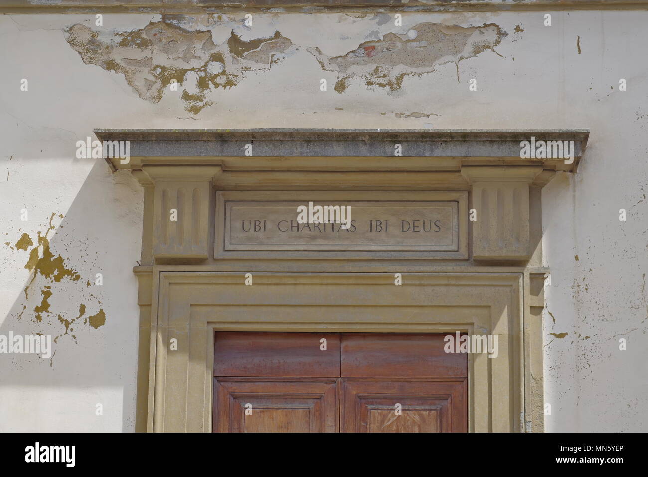 Iscrizione Ubi caritas ibi Iesus i. e. Dove è charitas c'è Gesù sul portale di una chiesa in Florenc, Italia Foto Stock