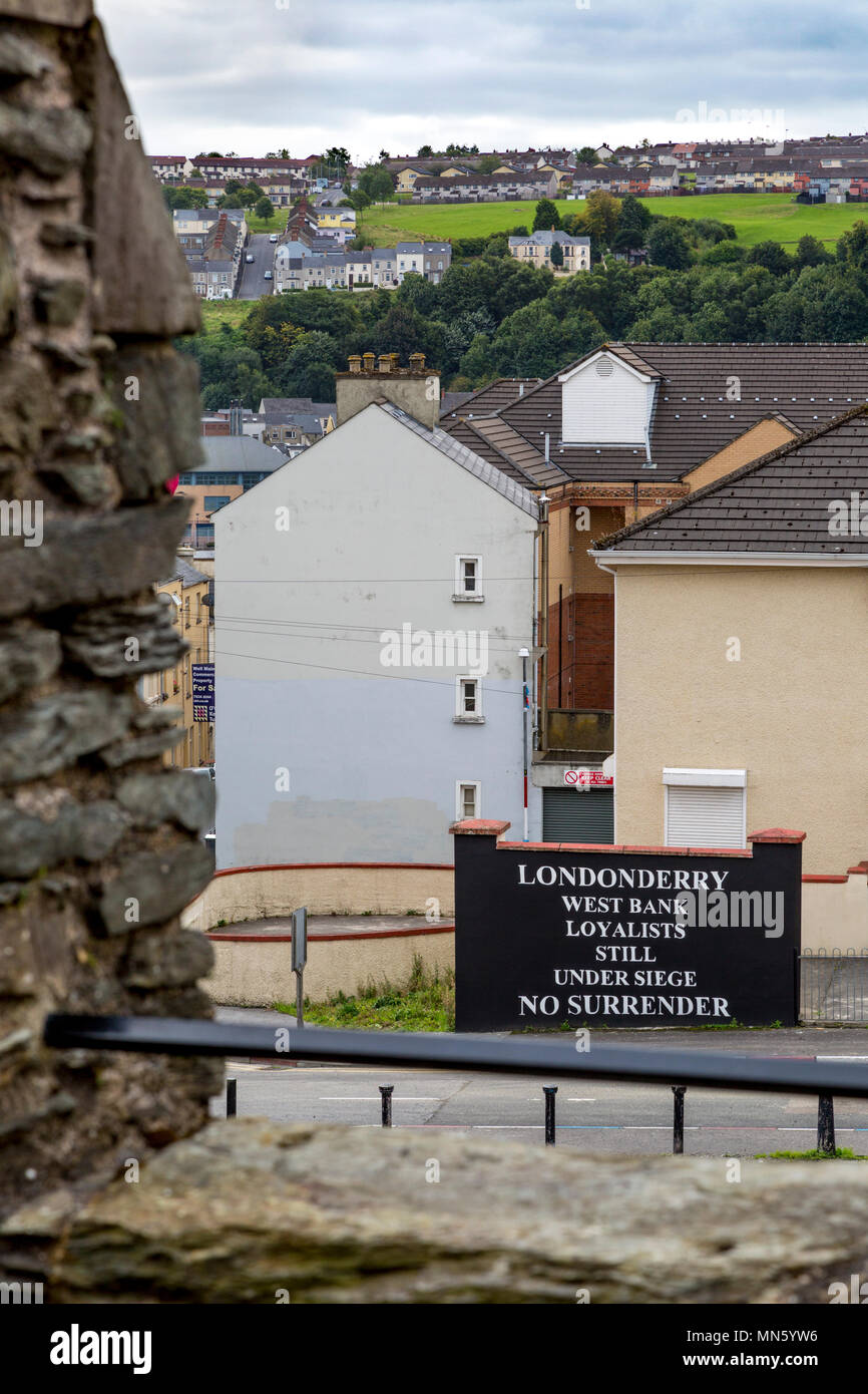 Ribelle a segno da pro-British lealisti protestanti appena fuori le mura della città di Londonderry/Derry, nella contea di Derry, Irlanda del Nord, Regno Unito Foto Stock