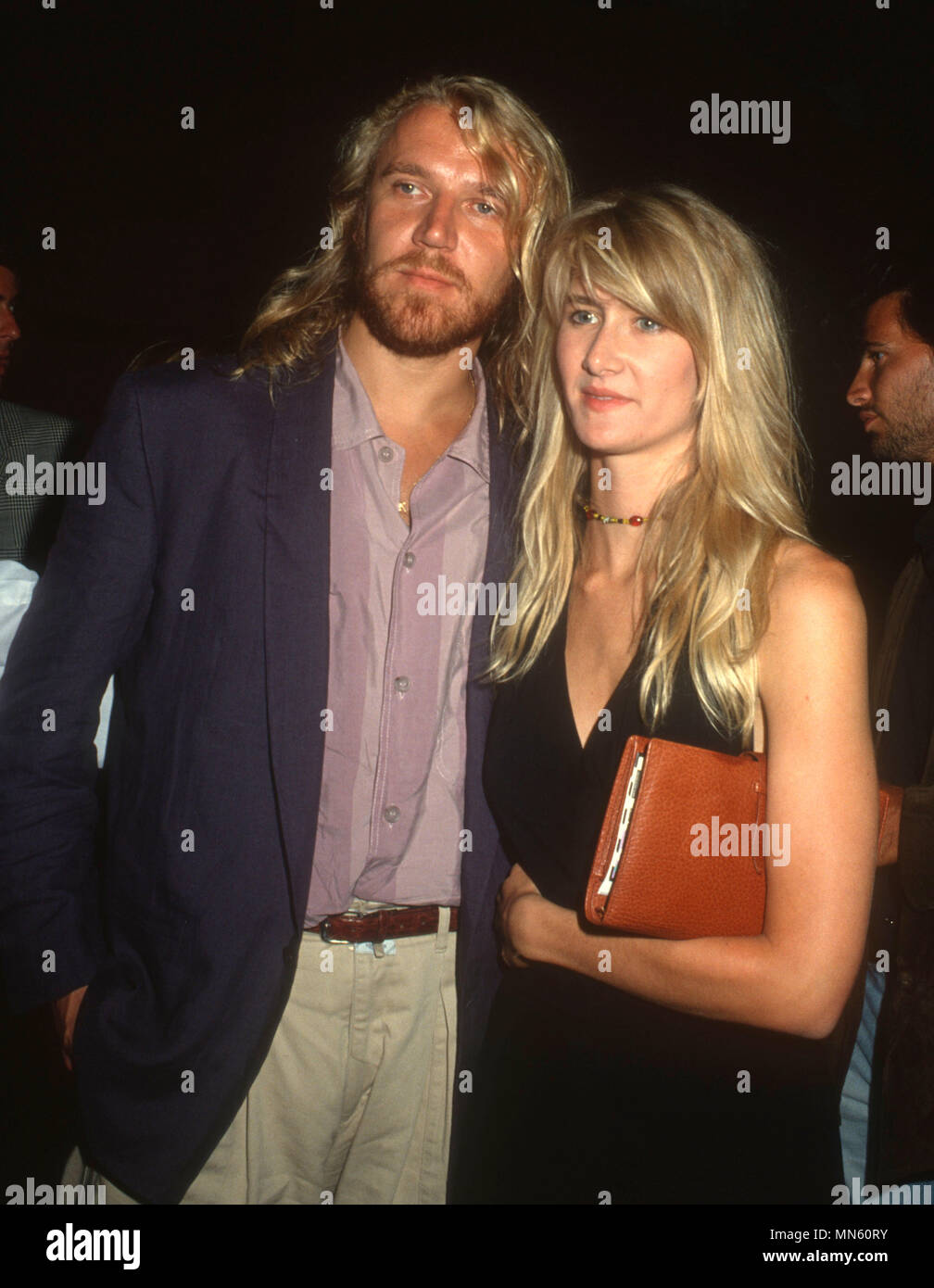 HOLLYWOOD, CA - 30 Luglio: (L-R) Direttore Renny Harlin e attrice Laura Dern assistere alla premiere di 'Young Guns 2' a Grauman's Chinese Theater sulla luglio 30, 1990 a Hollywood, in California. Foto di Barry re/Alamy Stock Photo Foto Stock