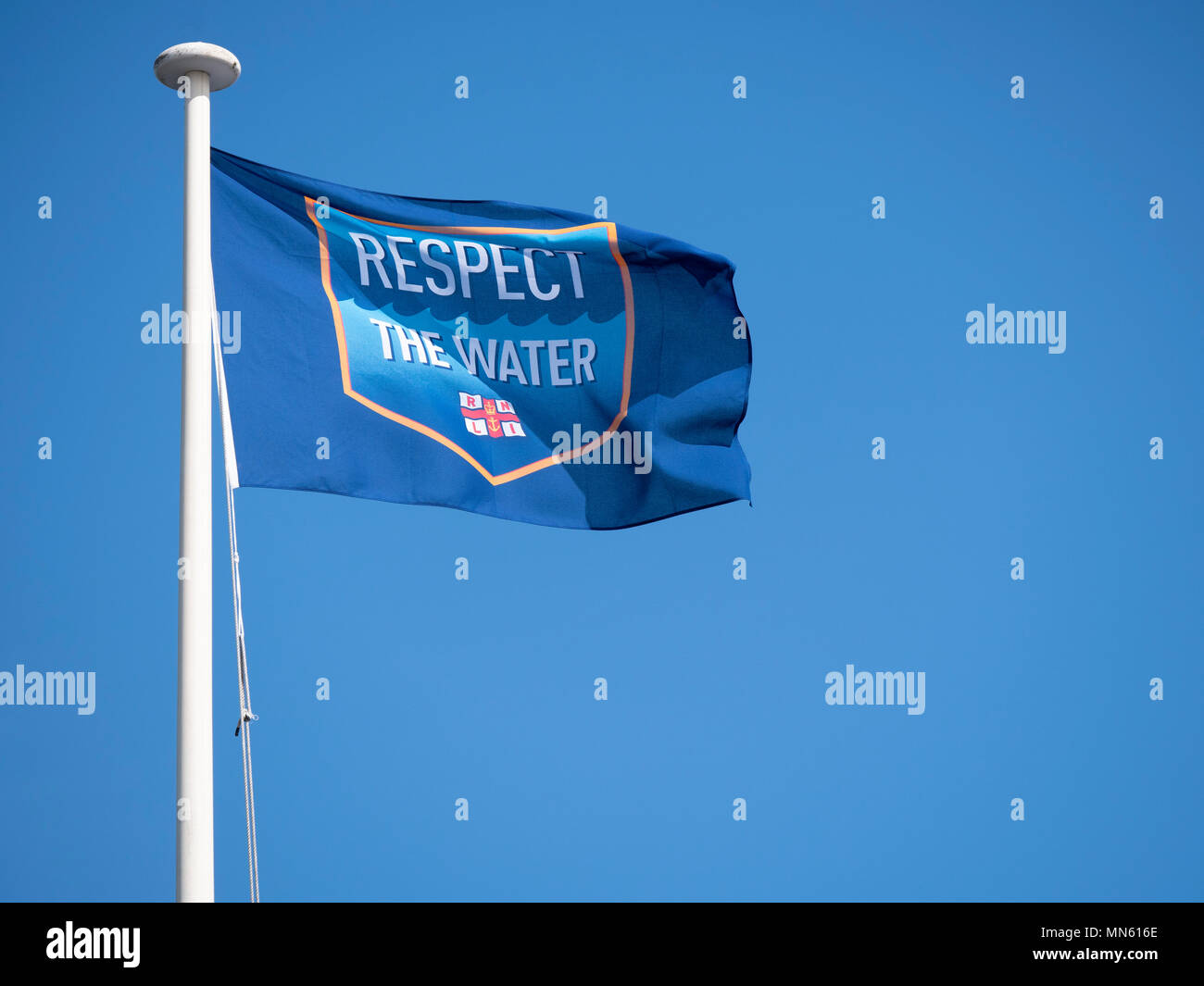 Un RNLI 'rispetto l'acqua' bandiera a Buckie Harbour, murene, Scozia Foto Stock