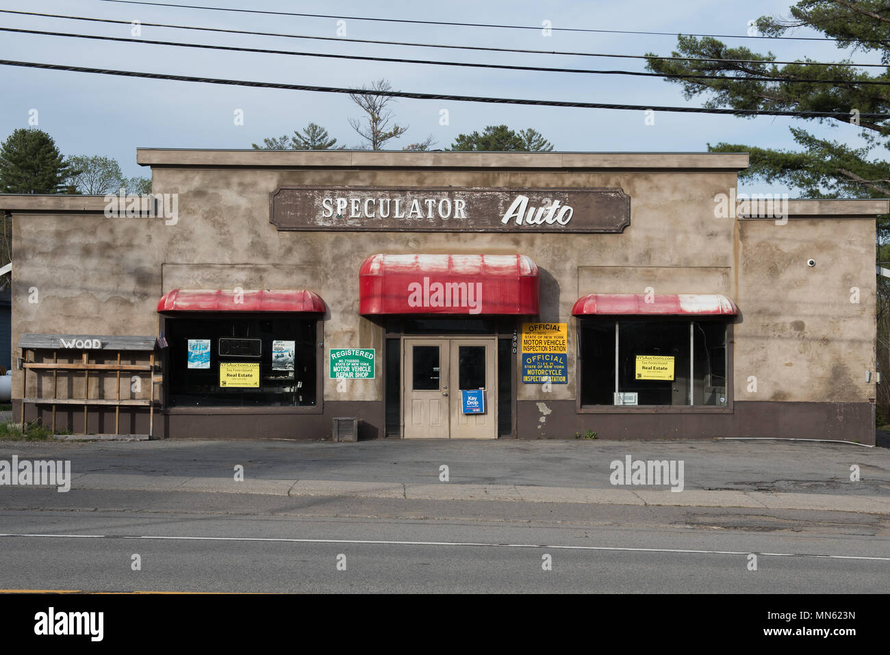 Un edificio dal guasto di un business per asta a causa di preclusione fiscale in speculatore, NY USA Foto Stock