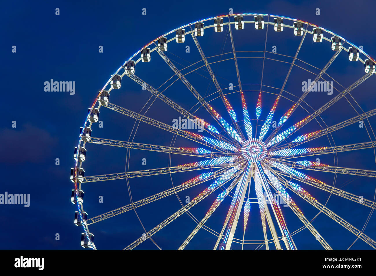 Ruota panoramica Ferris a Parigi, chiari cieli, al crepuscolo Foto Stock