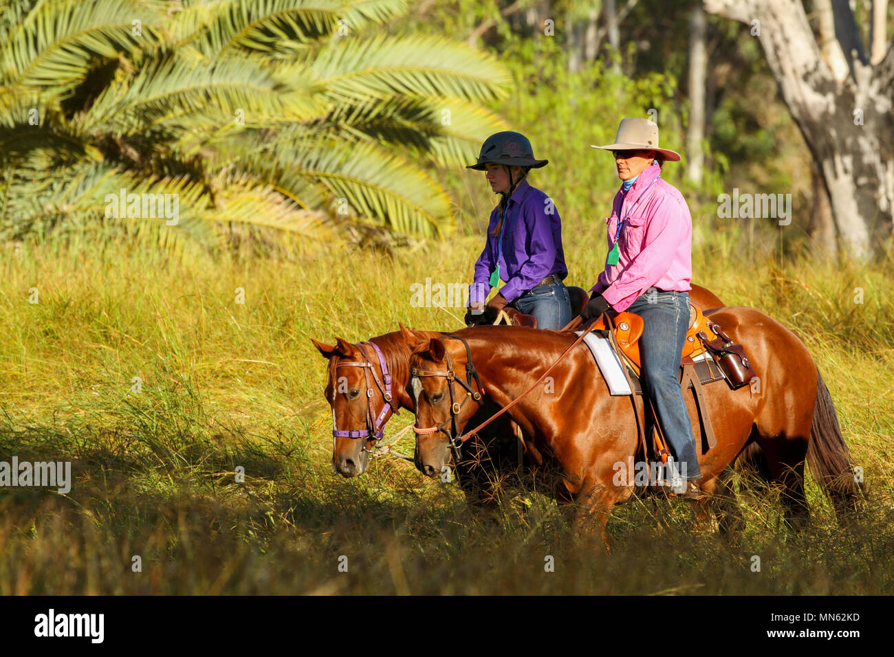 Madre e figlia a cavallo su una farm. Foto Stock