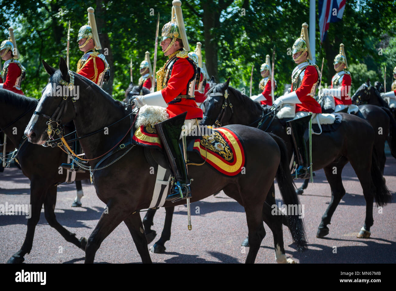 Londra - 17 giugno 2017: Guardia Reale della famiglia calvario a cavallo vestito in uniforme cerimoniale passare giù il Mall. Foto Stock
