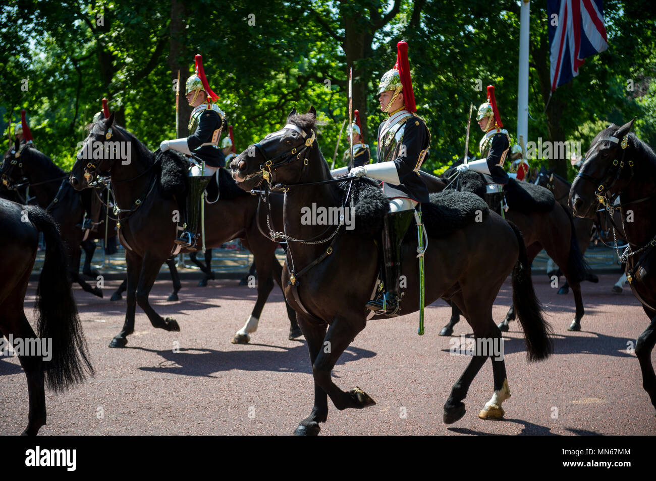 Londra - 17 giugno 2017: Guardia Reale della famiglia calvario a cavallo vestito in uniforme cerimoniale passare giù il Mall. Foto Stock