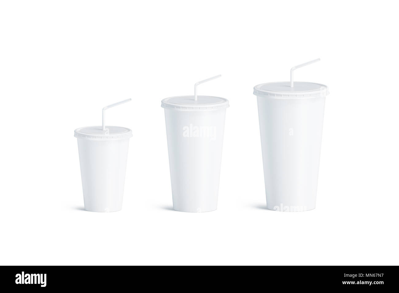 Vuoto bianco tazza monouso con paglia mock up set isolato, rendering 3d. Carta vuoto bere soda mug mockup con coperchio e tubo di dimensioni diverse. Clea Foto Stock