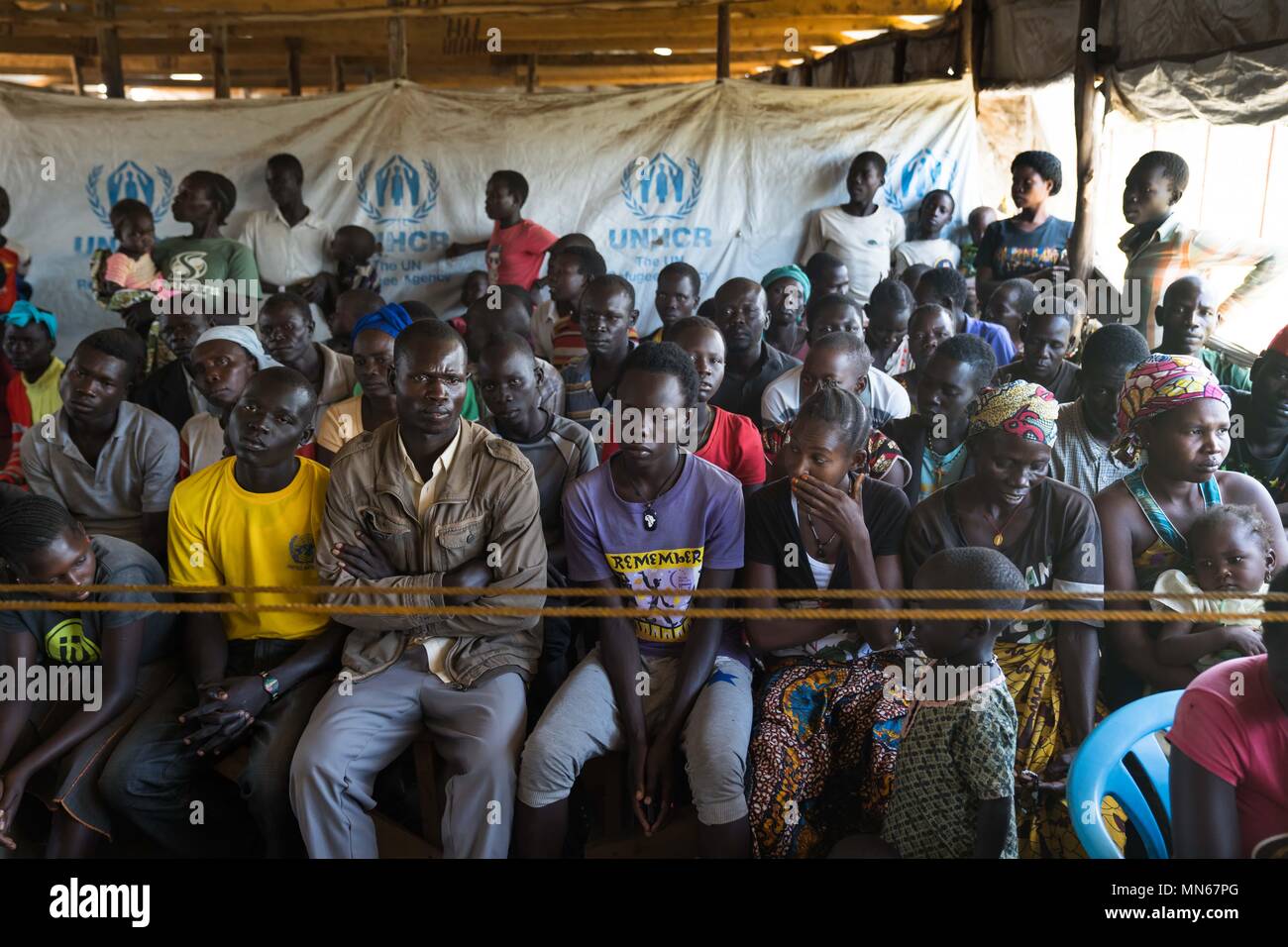 Sud profughi sudanesi visto seduto in una area di attesa dove sono in attesa di essere registrati dall'UNHCR per diventare ufficialmente i rifugiati. Il rifugiato Kuluba centro di accoglienza è uno dei numerosi centri di accoglienza nel nord Uganda costruita appositamente per gestire le centinaia di migliaia di sud sudanesi afflusso di rifugiati. Il centro di accoglienza è dove i rifugiati vengono registrati dall'UNHCR come rifugiati ufficialmente e sono solo andare a stare qui per 24-48 ore prima di essere trasferiti al più permanenti di insediamenti dei rifugiati. Foto Stock