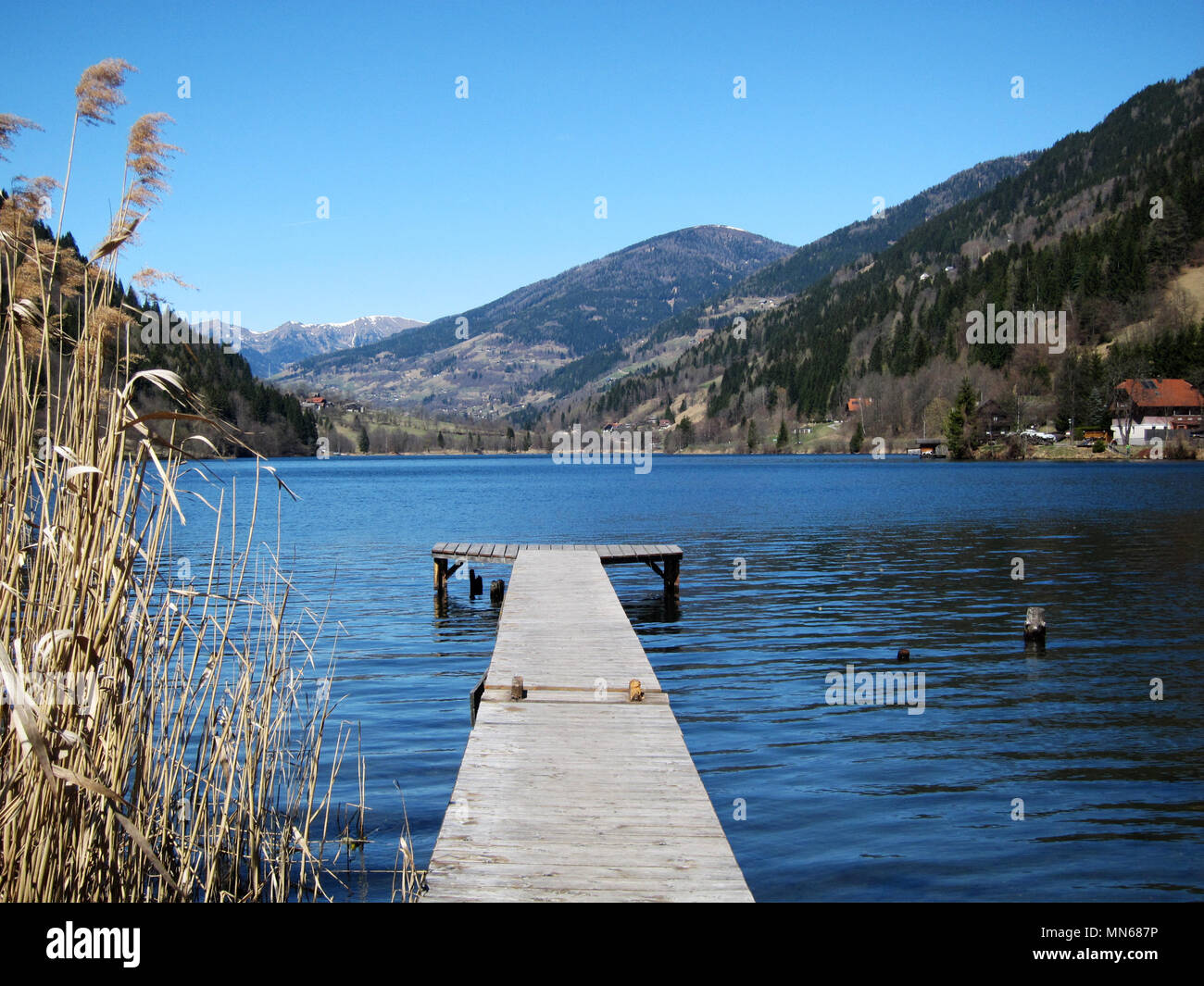 Passerella per un lago, tarda estate, autunno in Austria Foto Stock
